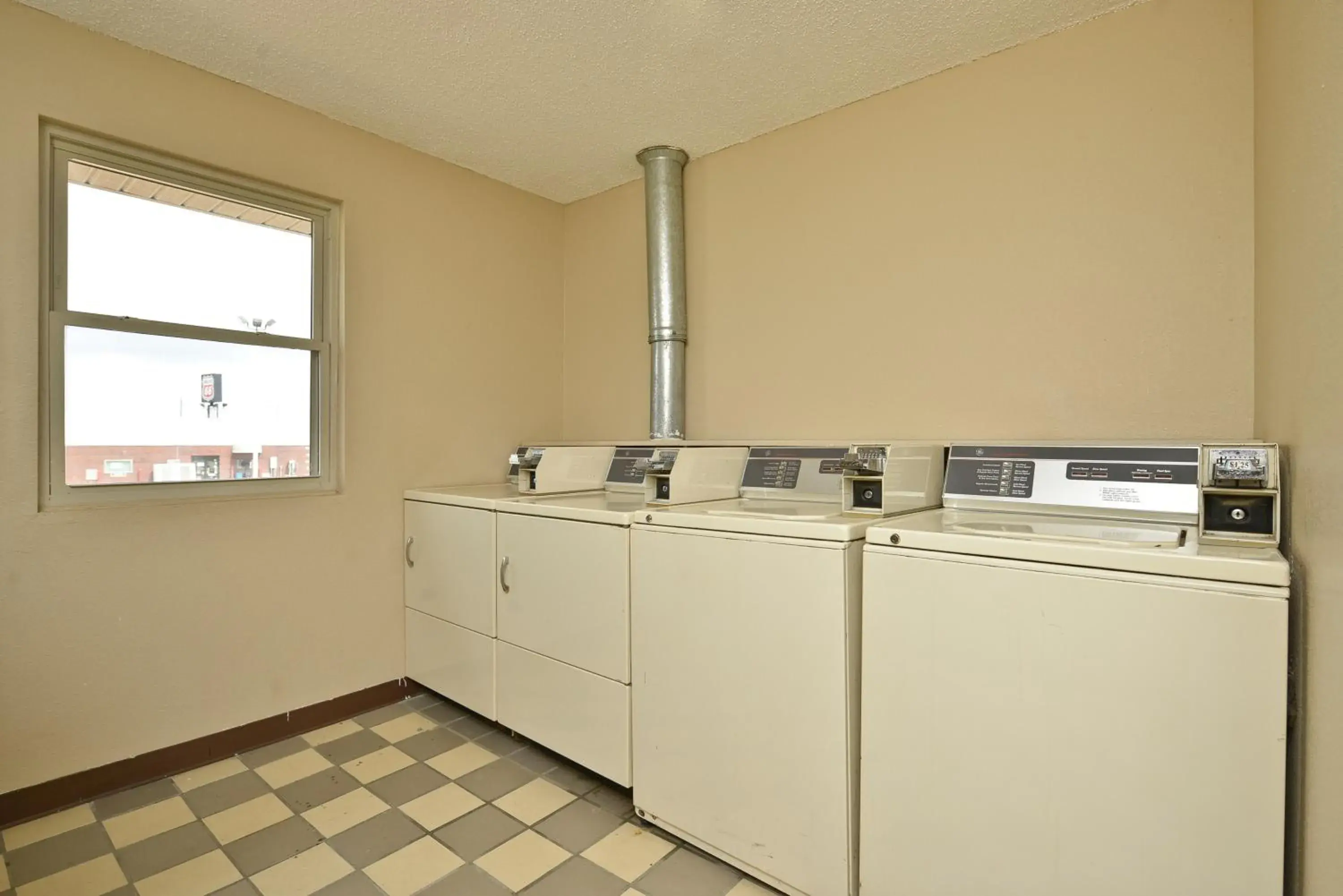 Area and facilities, Kitchen/Kitchenette in Americas Best Value Inn Decatur