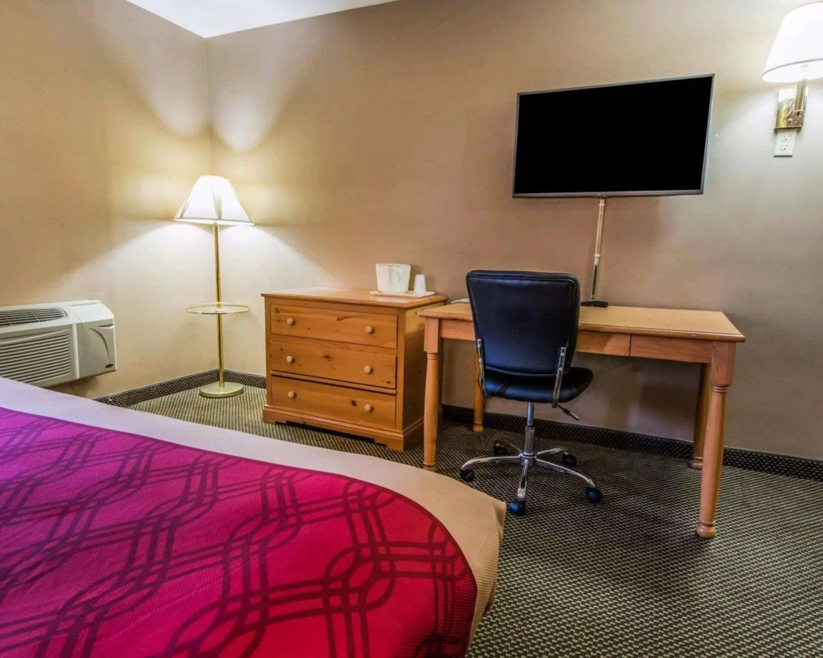 Photo of the whole room, TV/Entertainment Center in Econo Lodge Hermitage