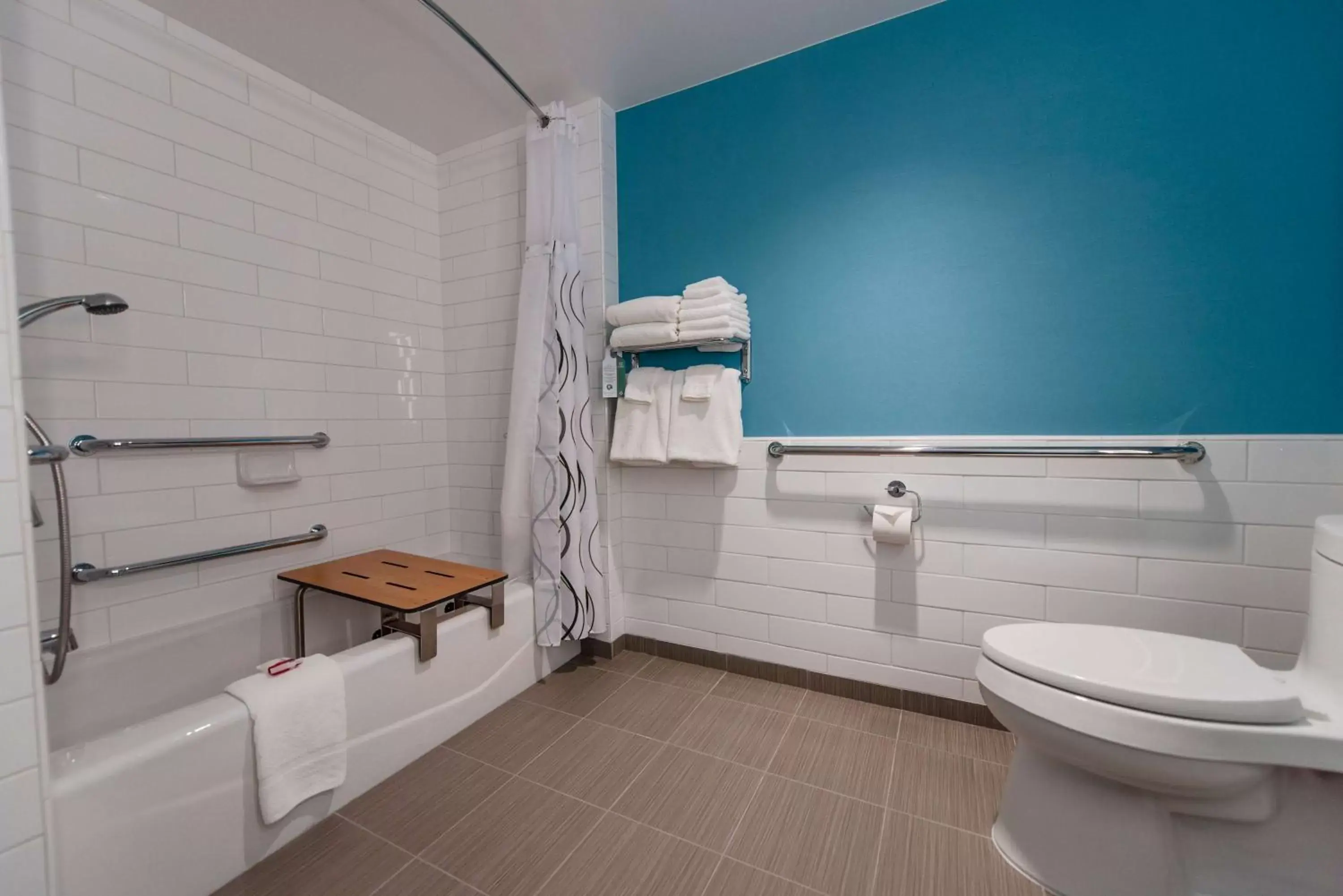 Bathroom in Howard Johnson by Wyndham Anaheim Hotel & Water Playground