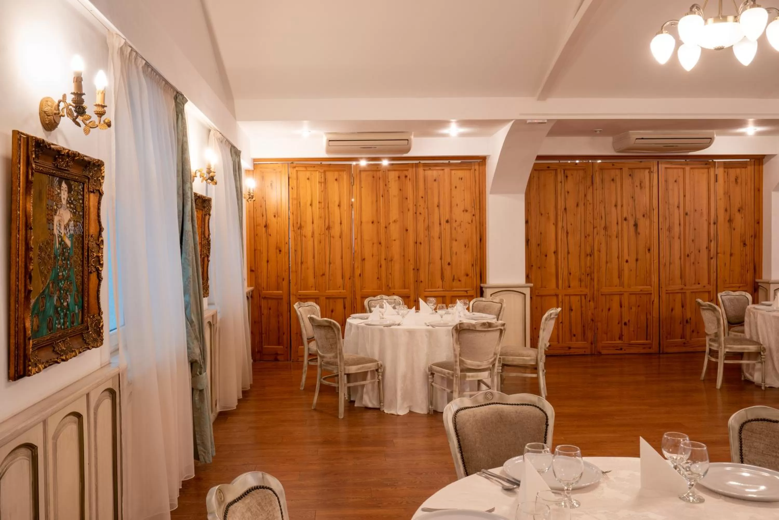 Restaurant/places to eat in Mercure Medias Binderbubi Hotel And Spa