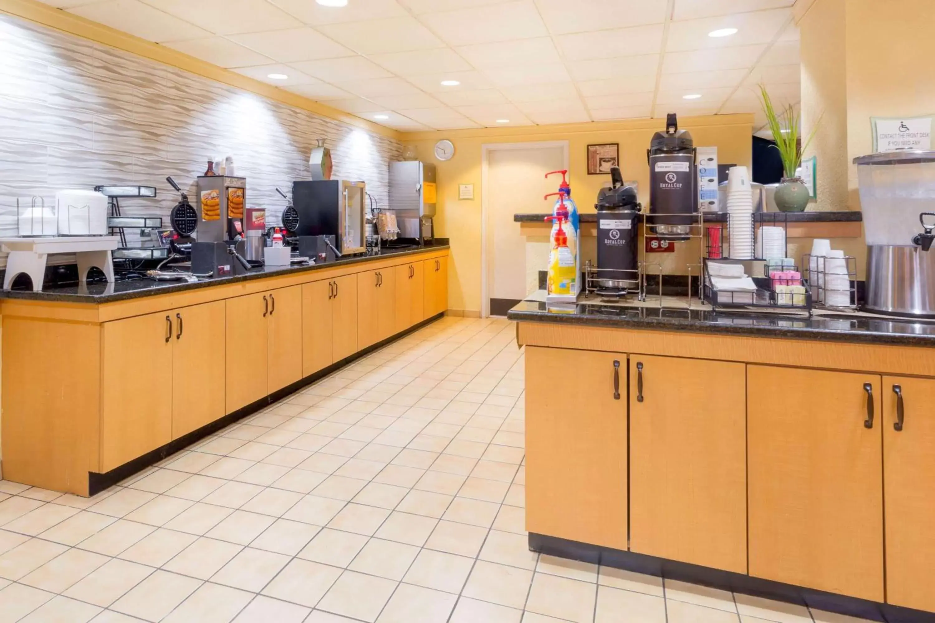 Restaurant/places to eat, Kitchen/Kitchenette in La Quinta by Wyndham Charlotte Airport North