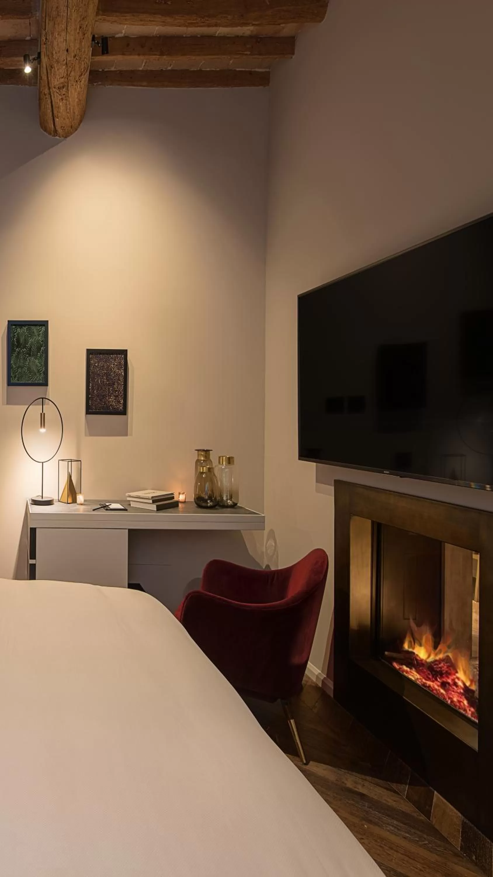 Bed, TV/Entertainment Center in Times Suites