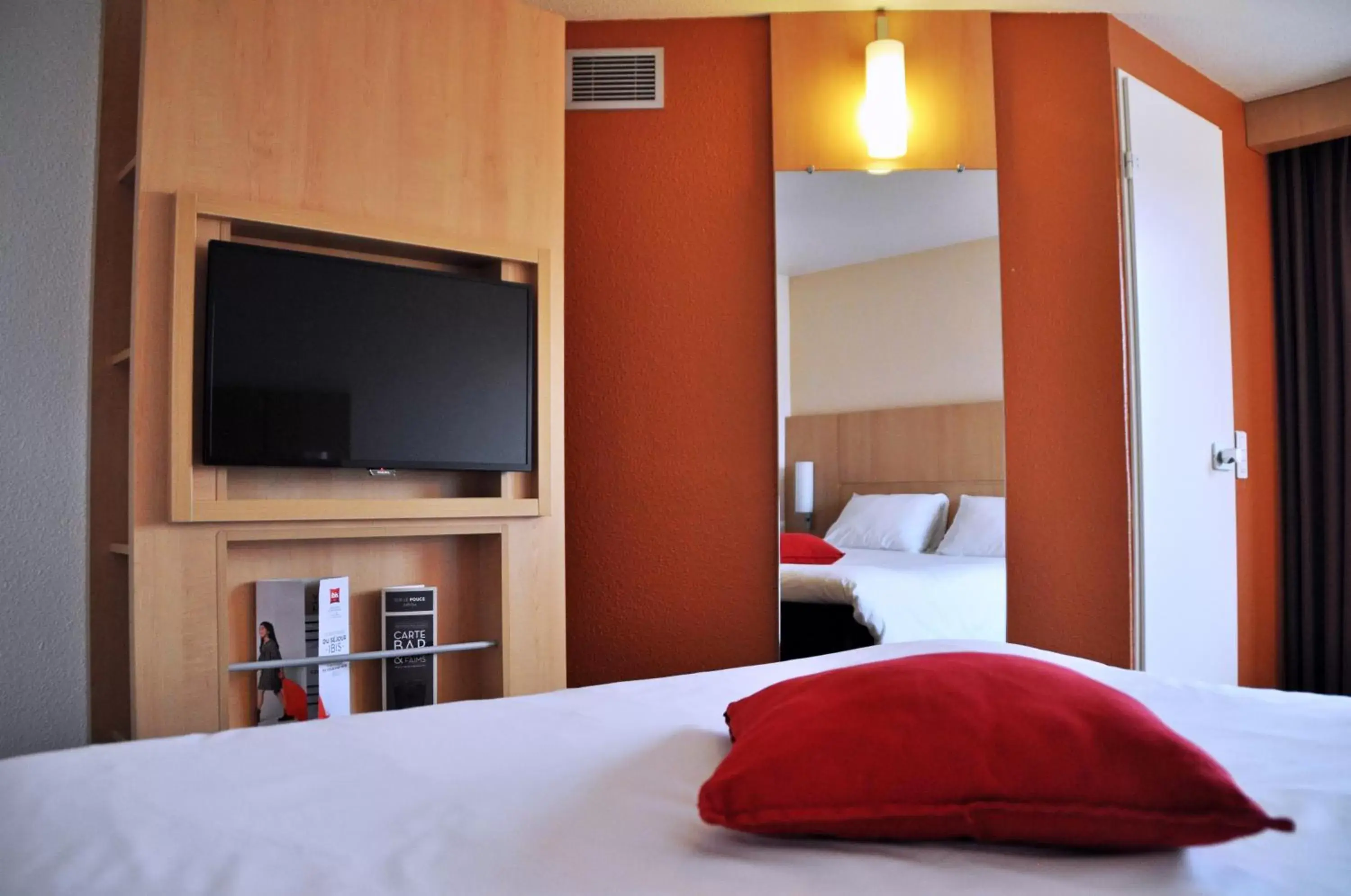 Bedroom, TV/Entertainment Center in ibis Toulouse Centre