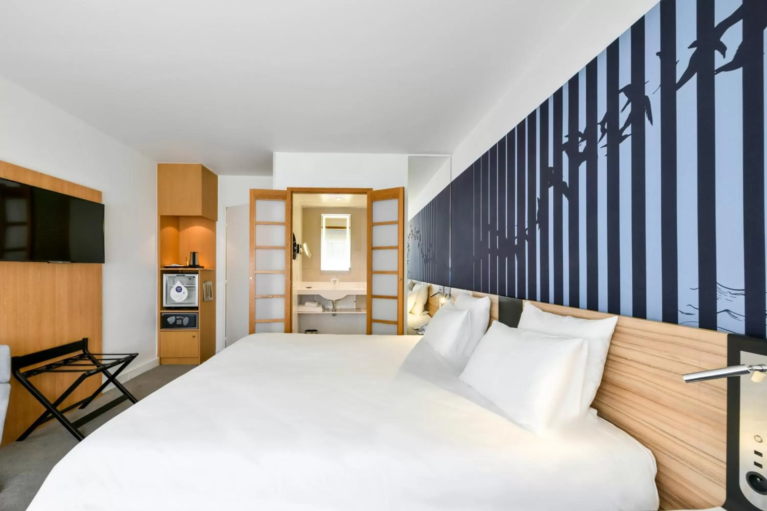 Bedroom, Bed in Novotel La Rochelle Centre