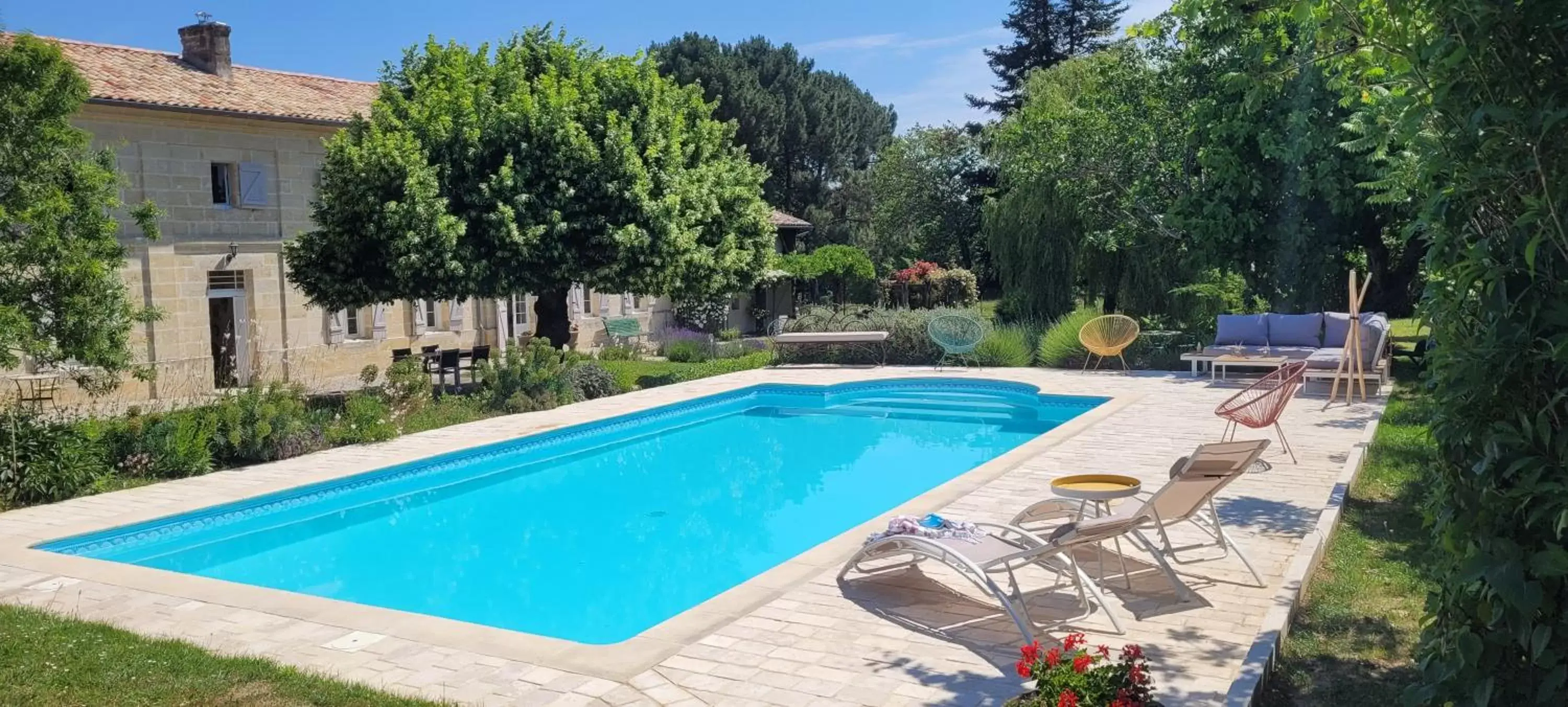 Property building, Swimming Pool in Au Do'Mayne des Bouilles - Spa & Piscine