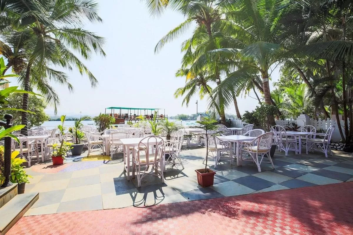 Restaurant/Places to Eat in M aples Jacks Place