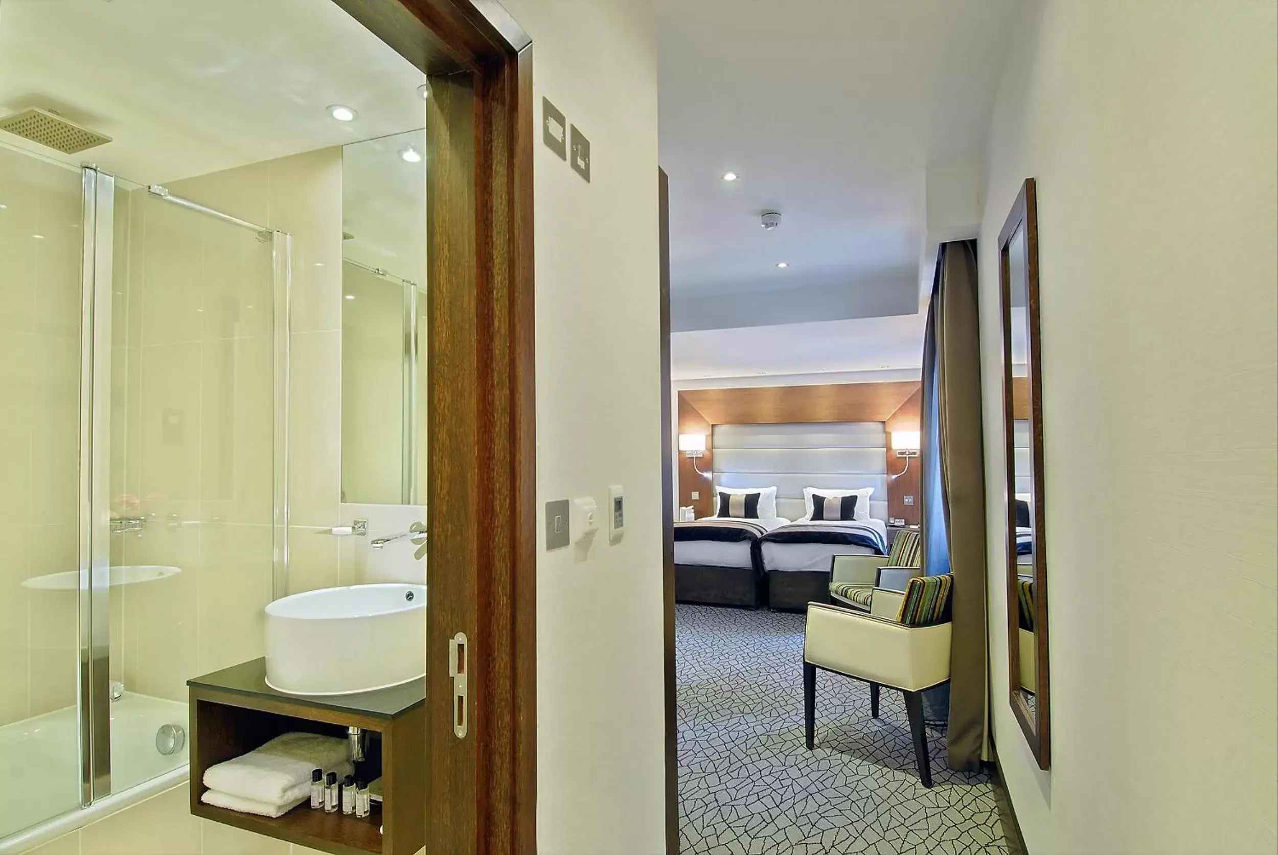 Photo of the whole room, Bathroom in Park Grand London Kensington