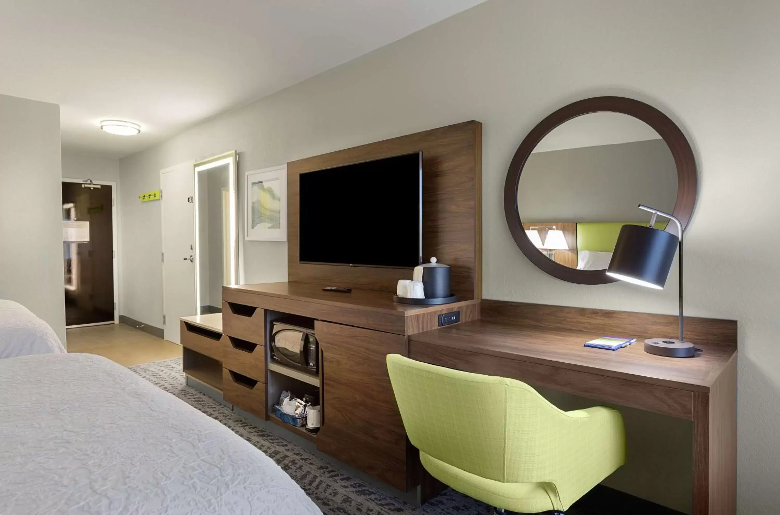 Bedroom, TV/Entertainment Center in Hampton Inn Greenville/Travelers Rest