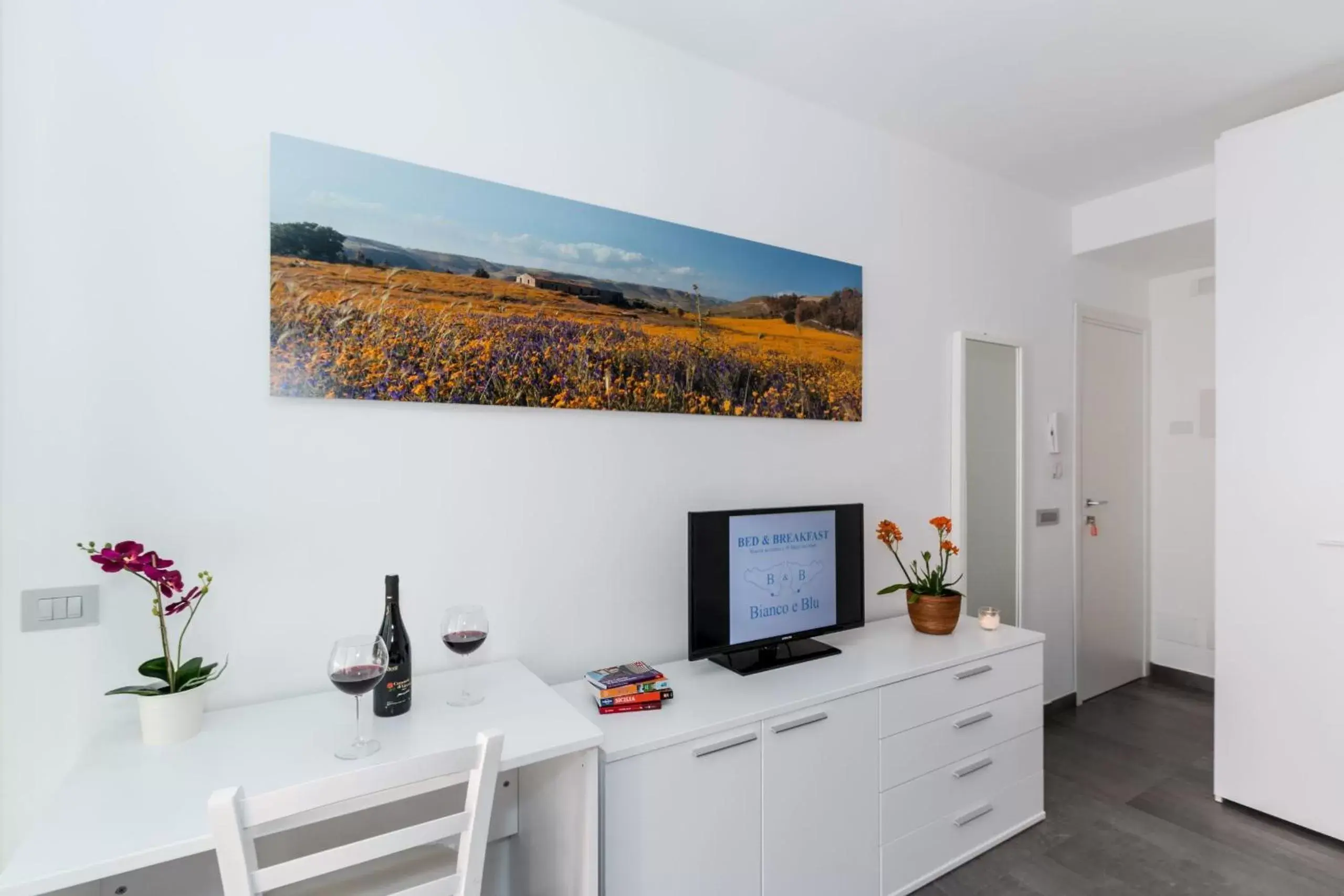 Bedroom, TV/Entertainment Center in B&B Bianco E Blu