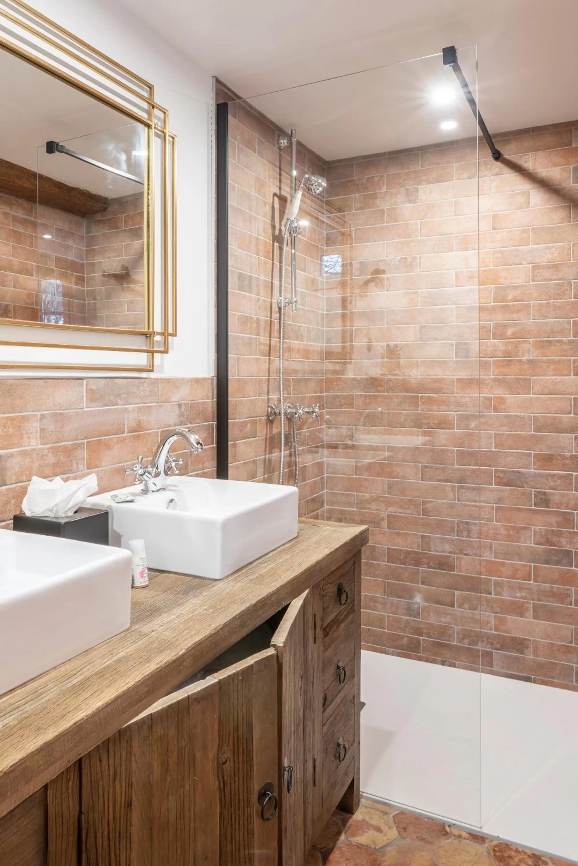 Shower in La Maison du Corsaire