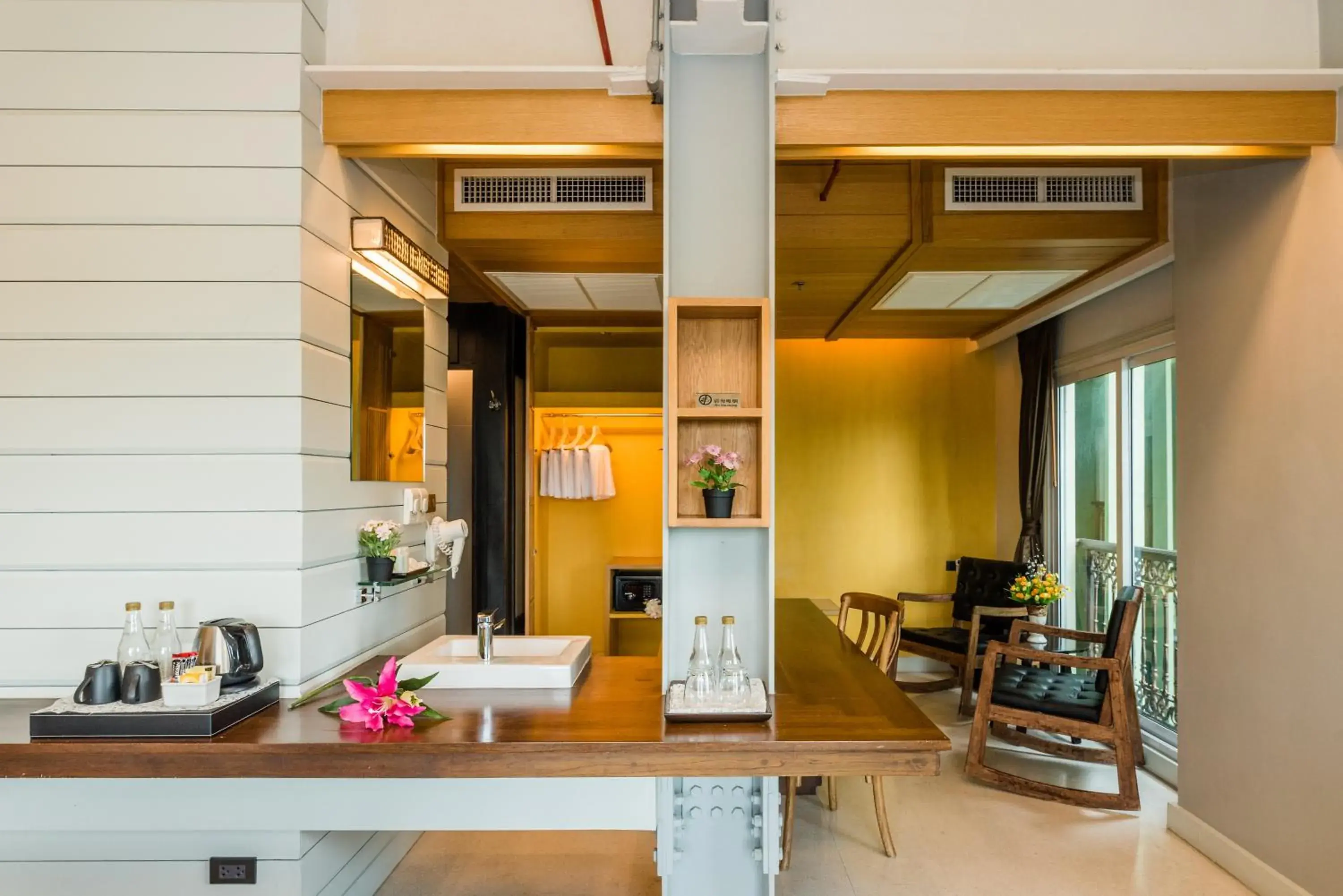 Living room, Kitchen/Kitchenette in Dang Derm In The Park Khaosan