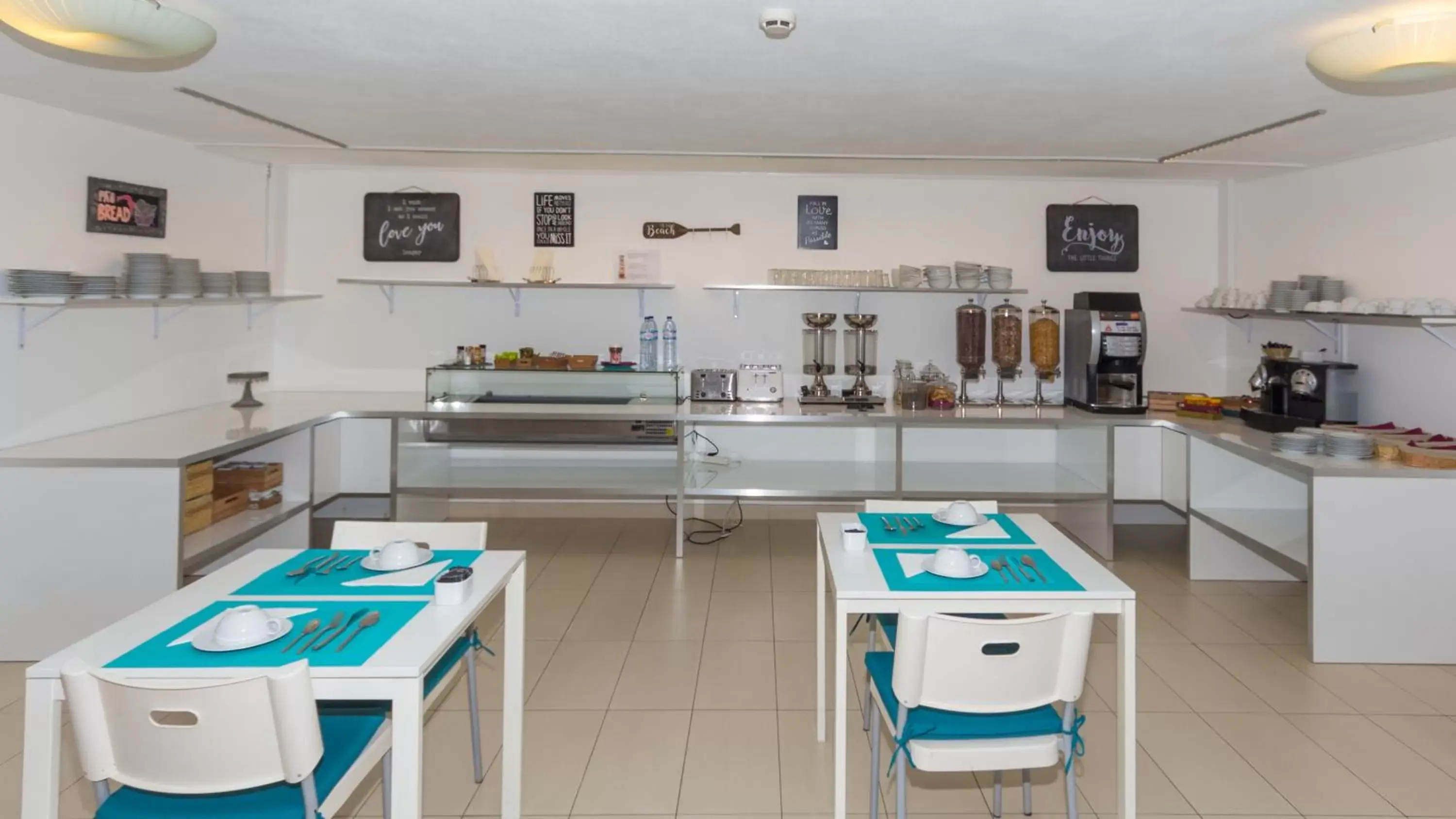 Dining area, Kitchen/Kitchenette in Mareta Beach - Boutique Bed & Breakfast
