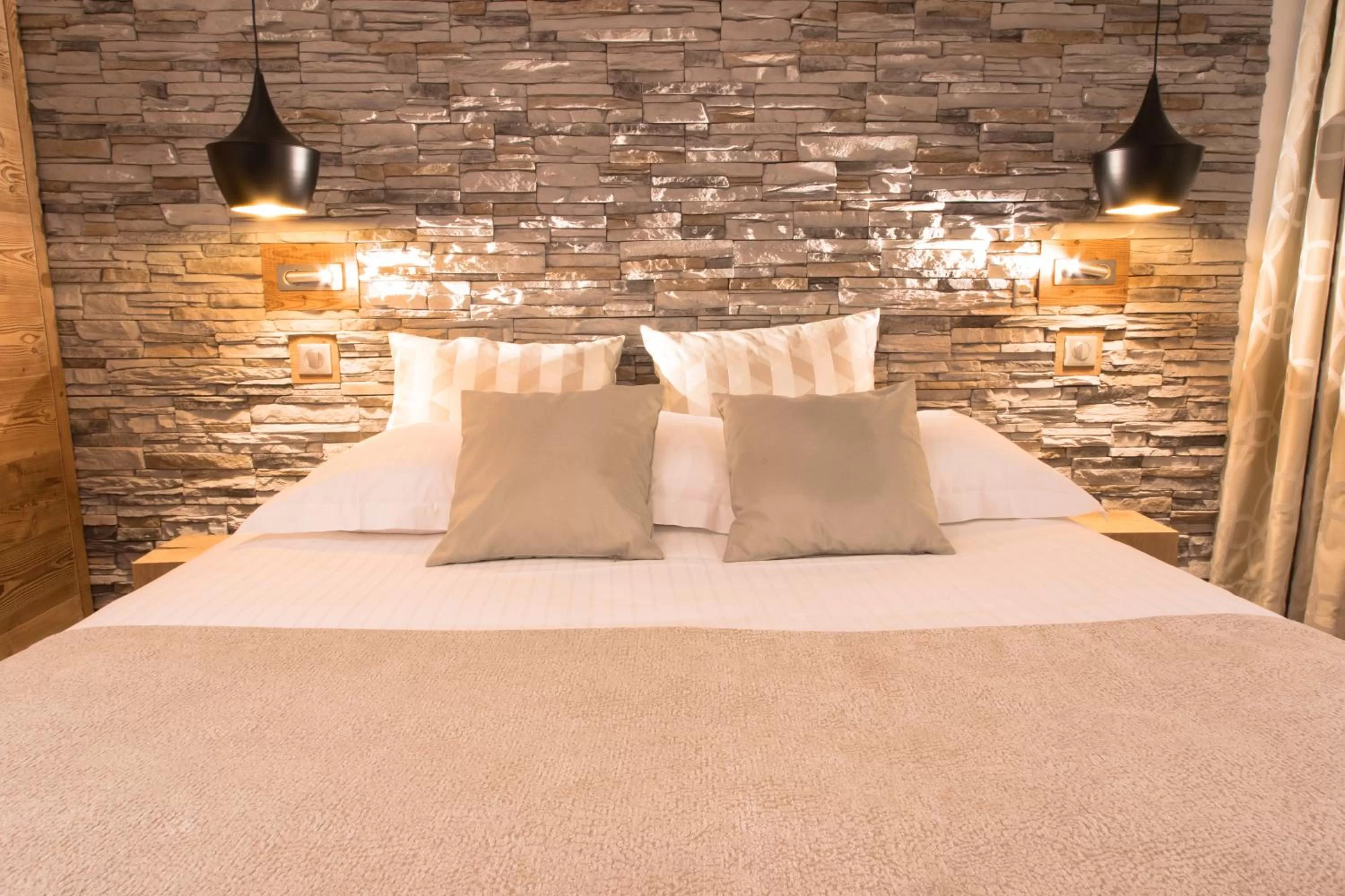 Shower, Bed in Hôtel des Princes, Chambéry Centre