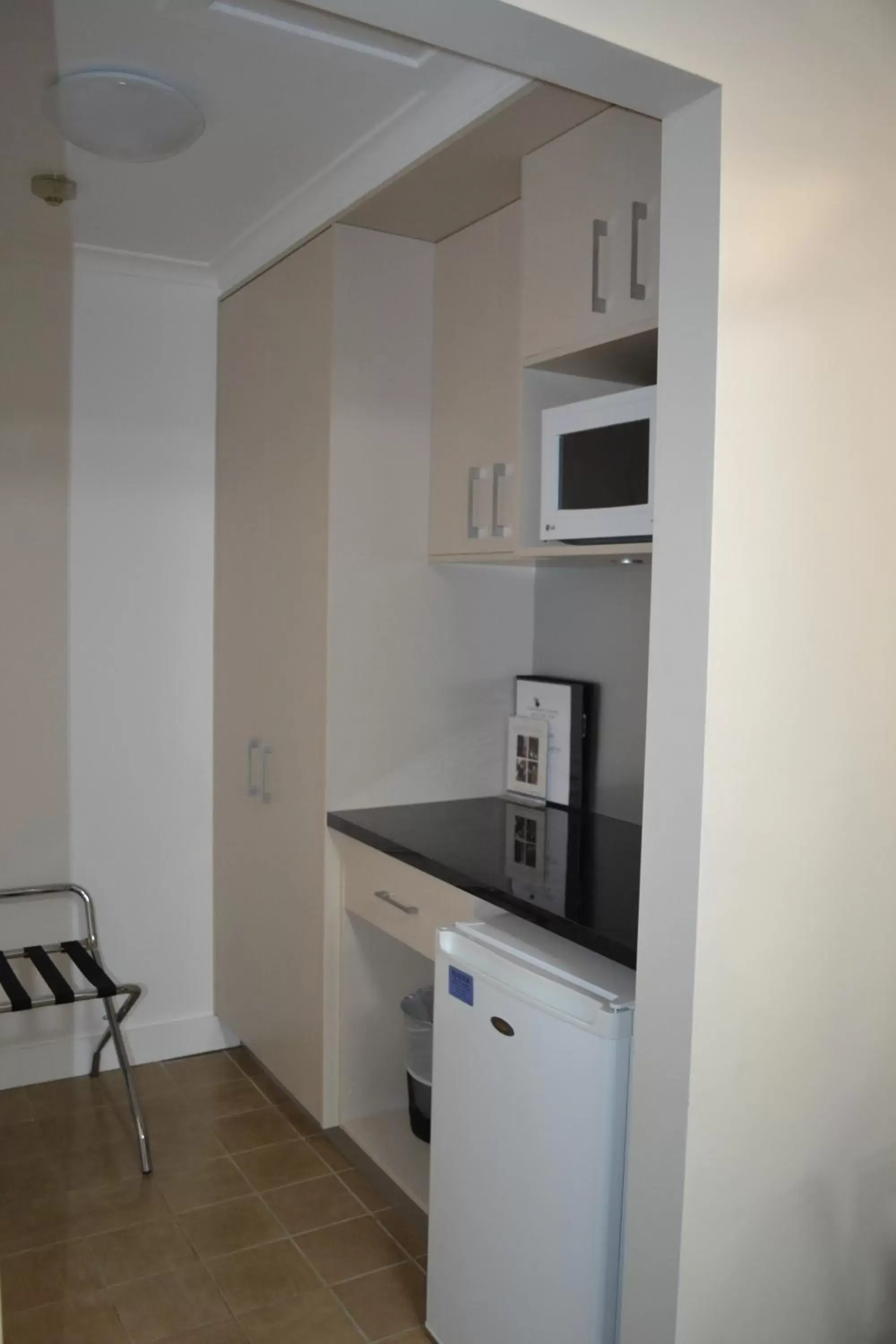 Kitchen or kitchenette, Kitchen/Kitchenette in Cattlemans Country Motor Inn & Serviced Apartments