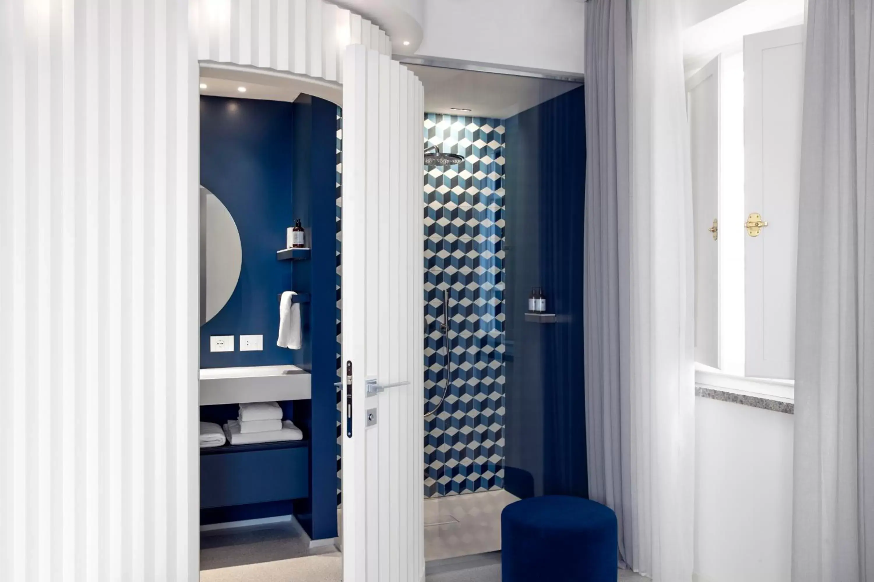 Shower, Bathroom in Hotel Plaza e de Russie - Relais & Châteaux