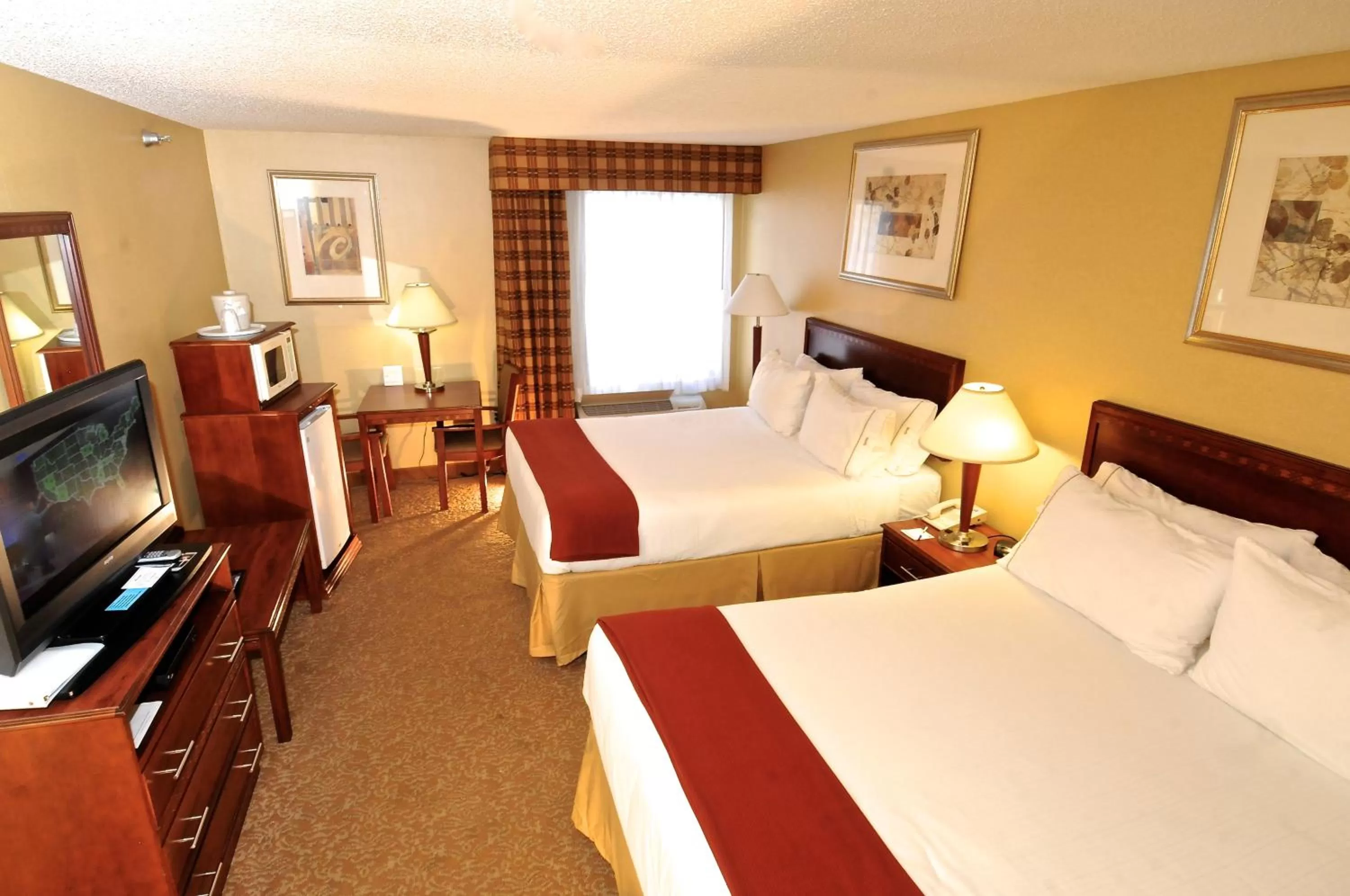 Photo of the whole room, Bed in Holiday Inn Express Hotel & Suites Fenton/I-44 by IHG