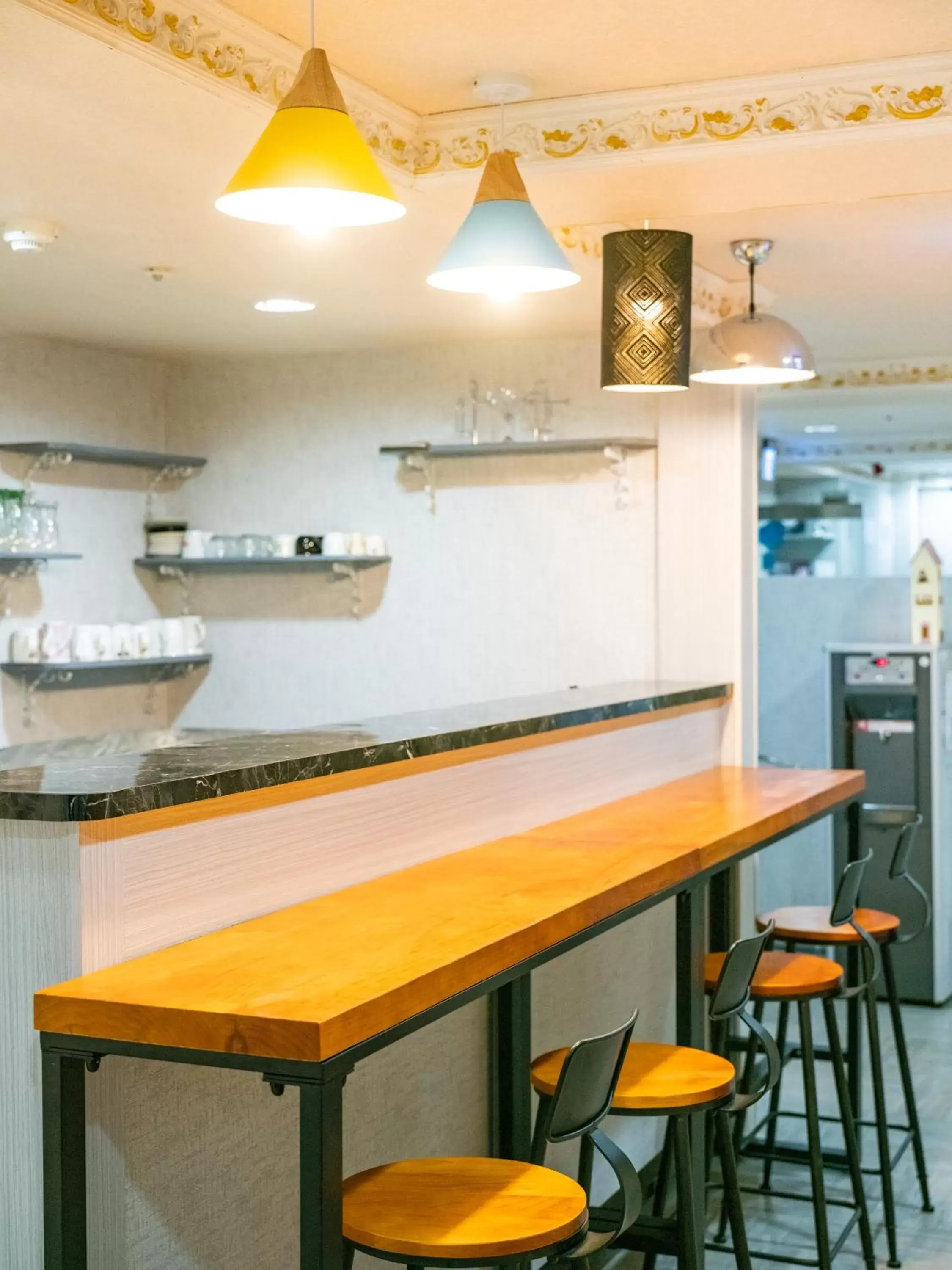 Lounge or bar, Kitchen/Kitchenette in Gwawa Hotel