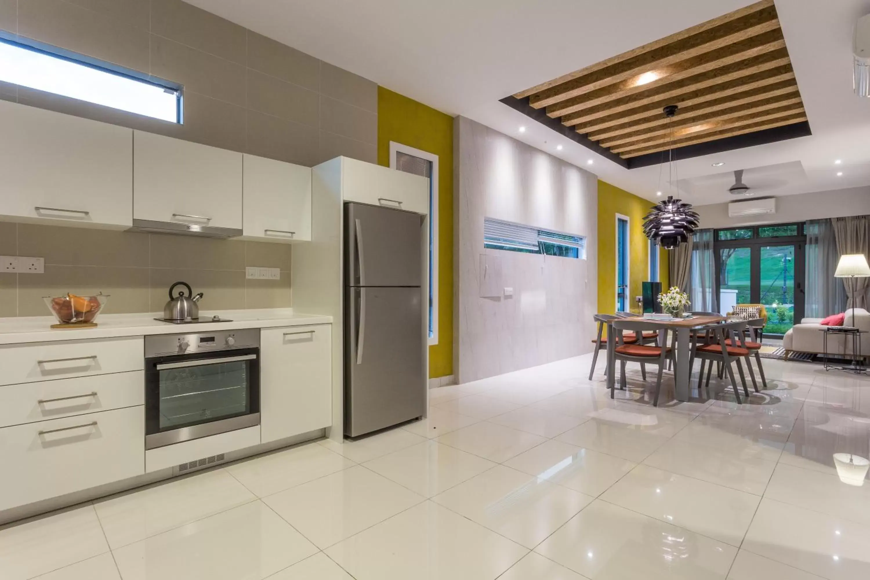 Living room, Kitchen/Kitchenette in Meru Suites at Meru Valley Resort