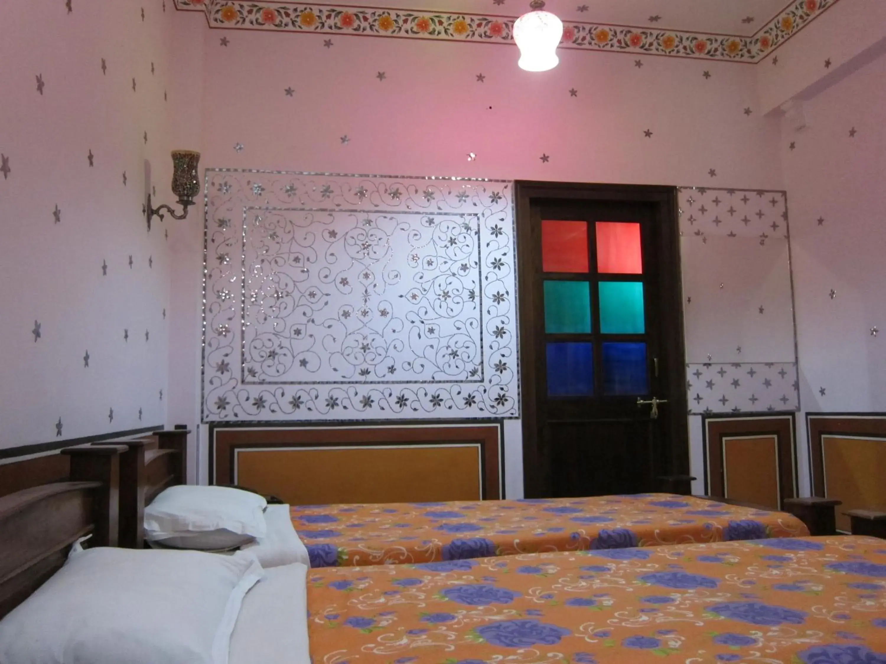 Photo of the whole room, Bed in Rani Mahal Hotel