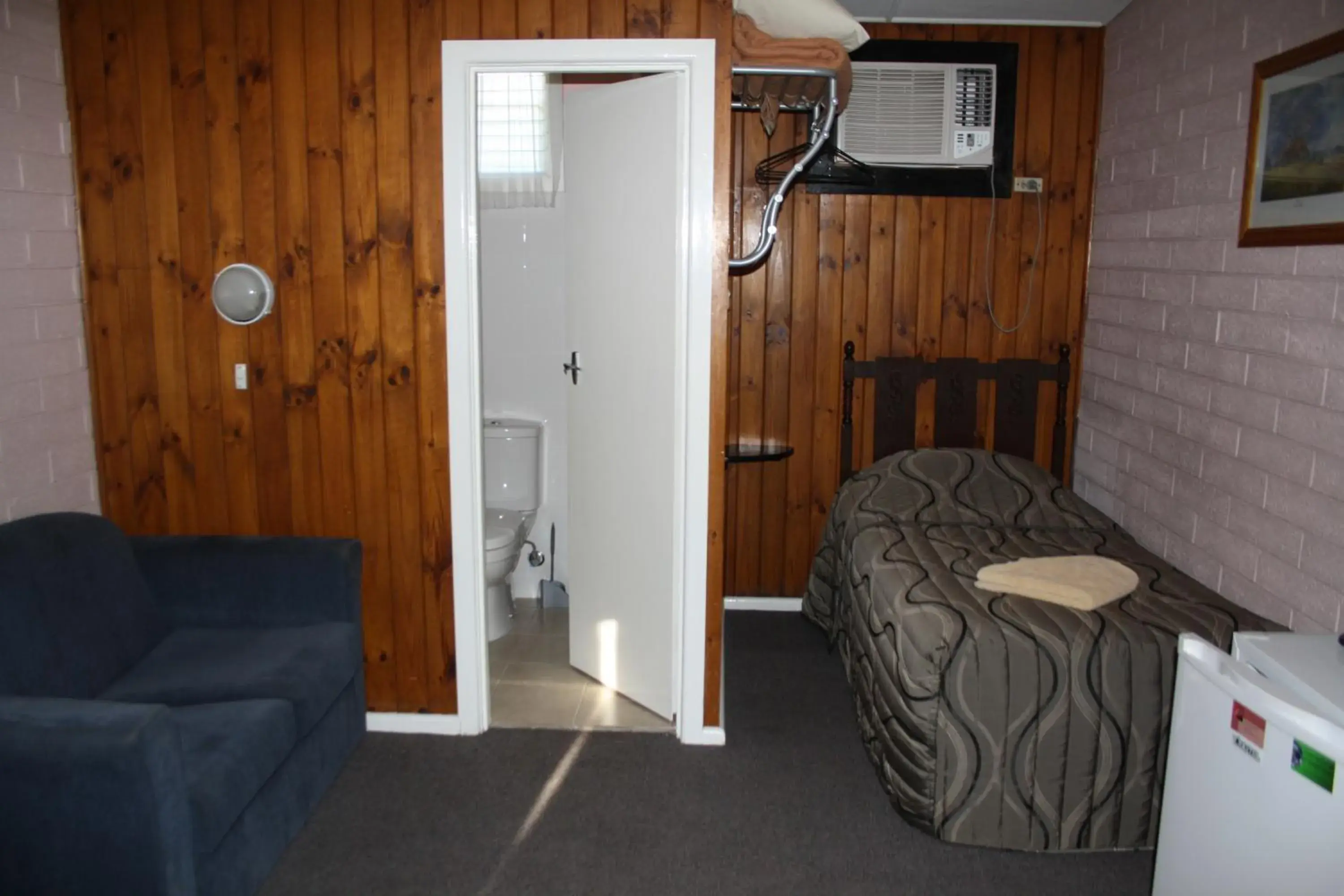 Photo of the whole room, Bed in Nhill Oasis Motel