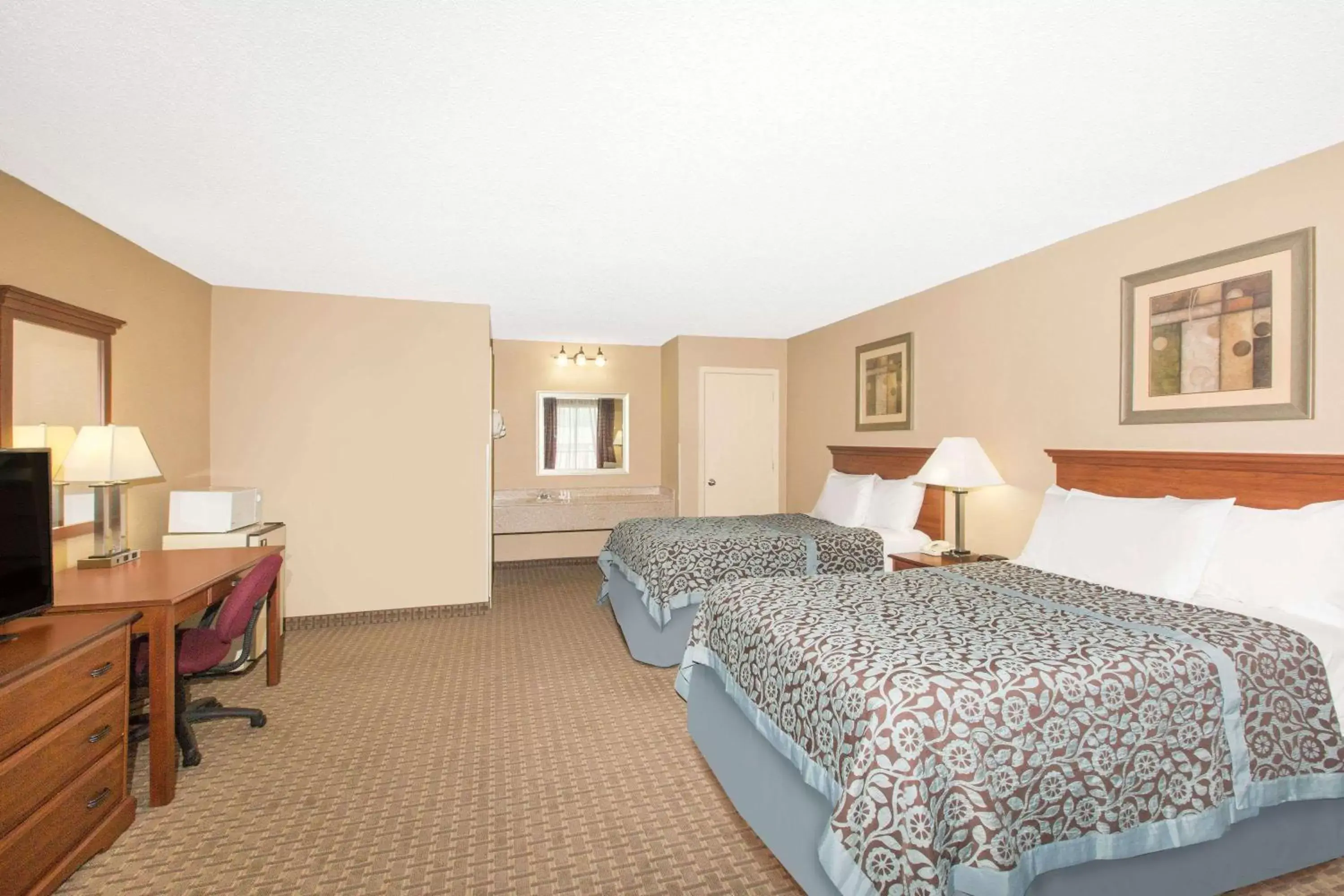 Photo of the whole room, Bed in Days Inn by Wyndham Ripley