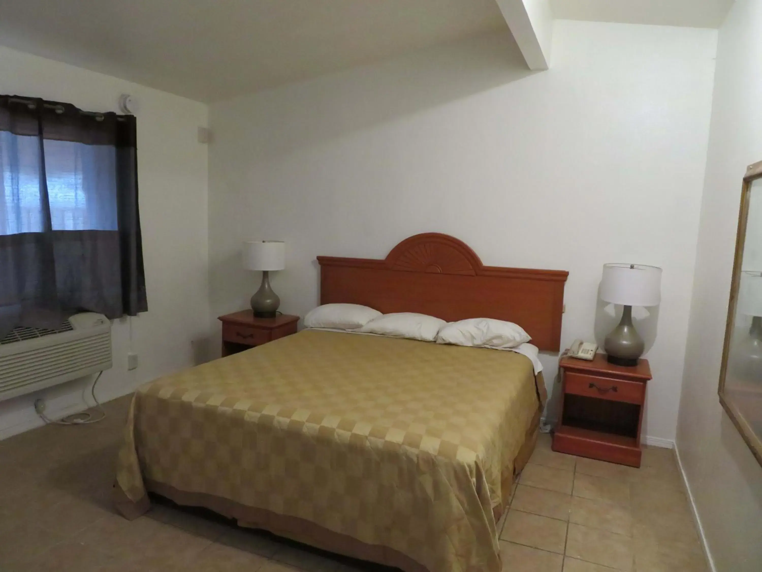 Photo of the whole room, Bed in Carquinez Inn