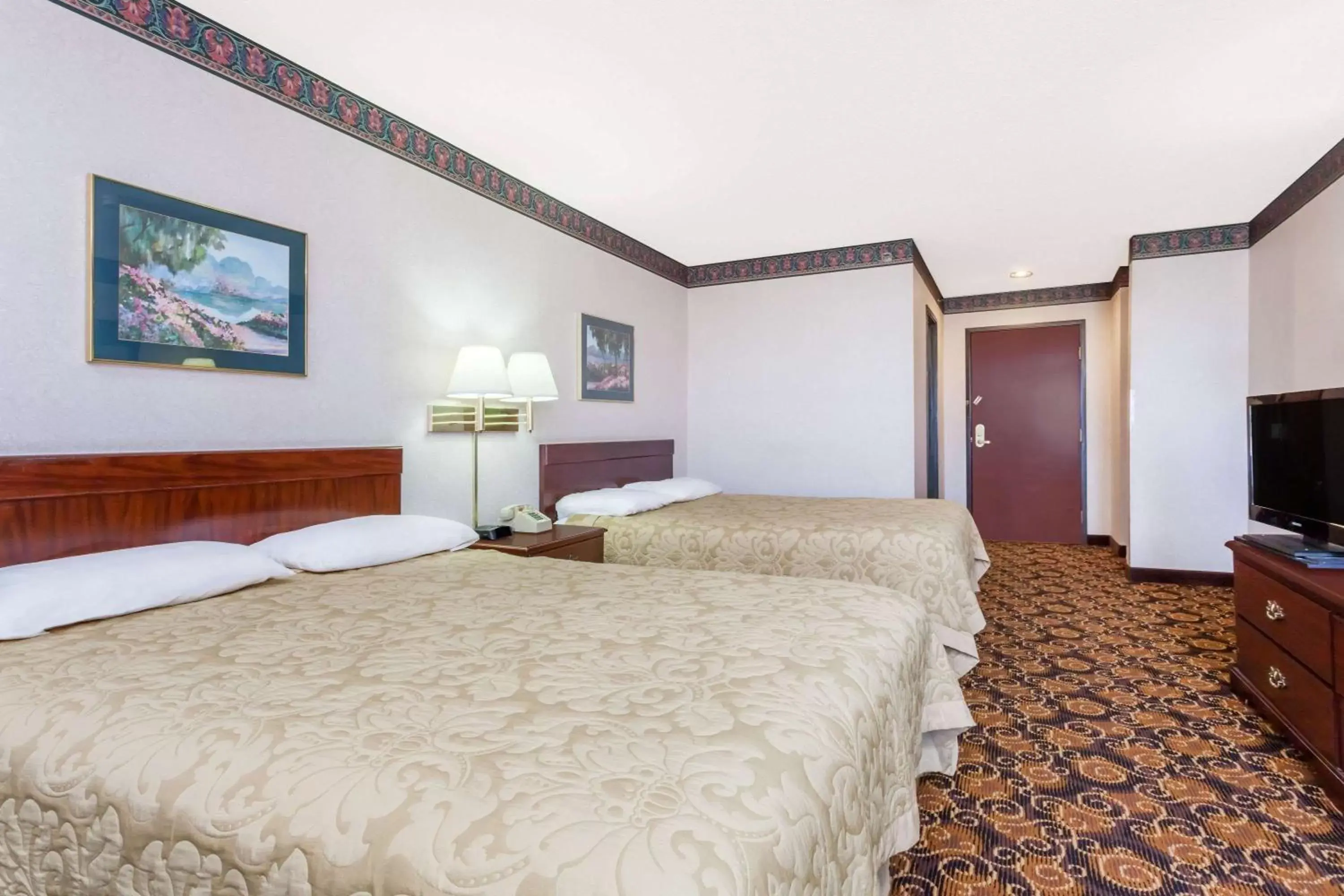 Photo of the whole room, Bed in Super 8 by Wyndham Evansville North