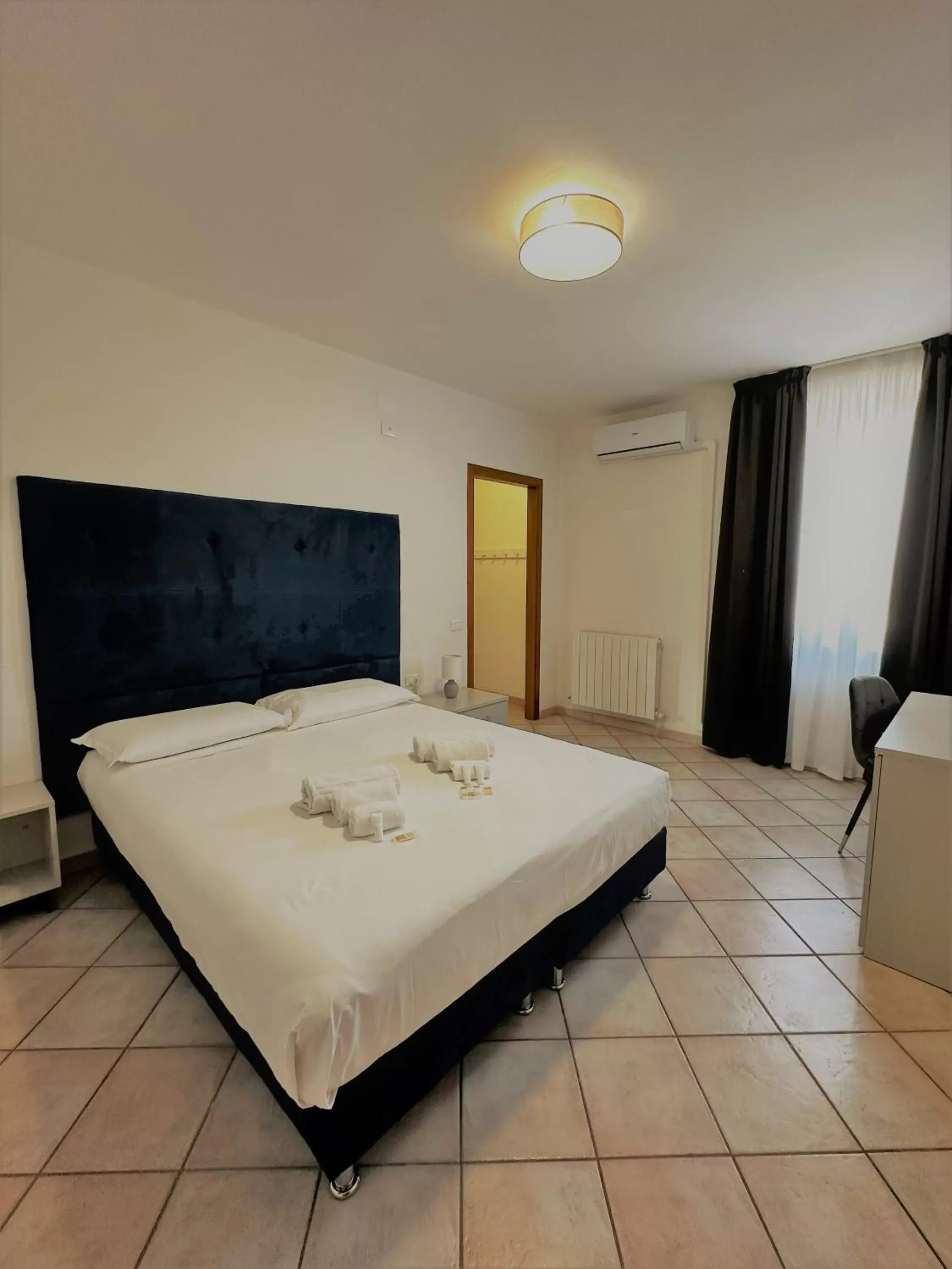 Bedroom, Bed in Hotel alla stazione - Venturina Terme