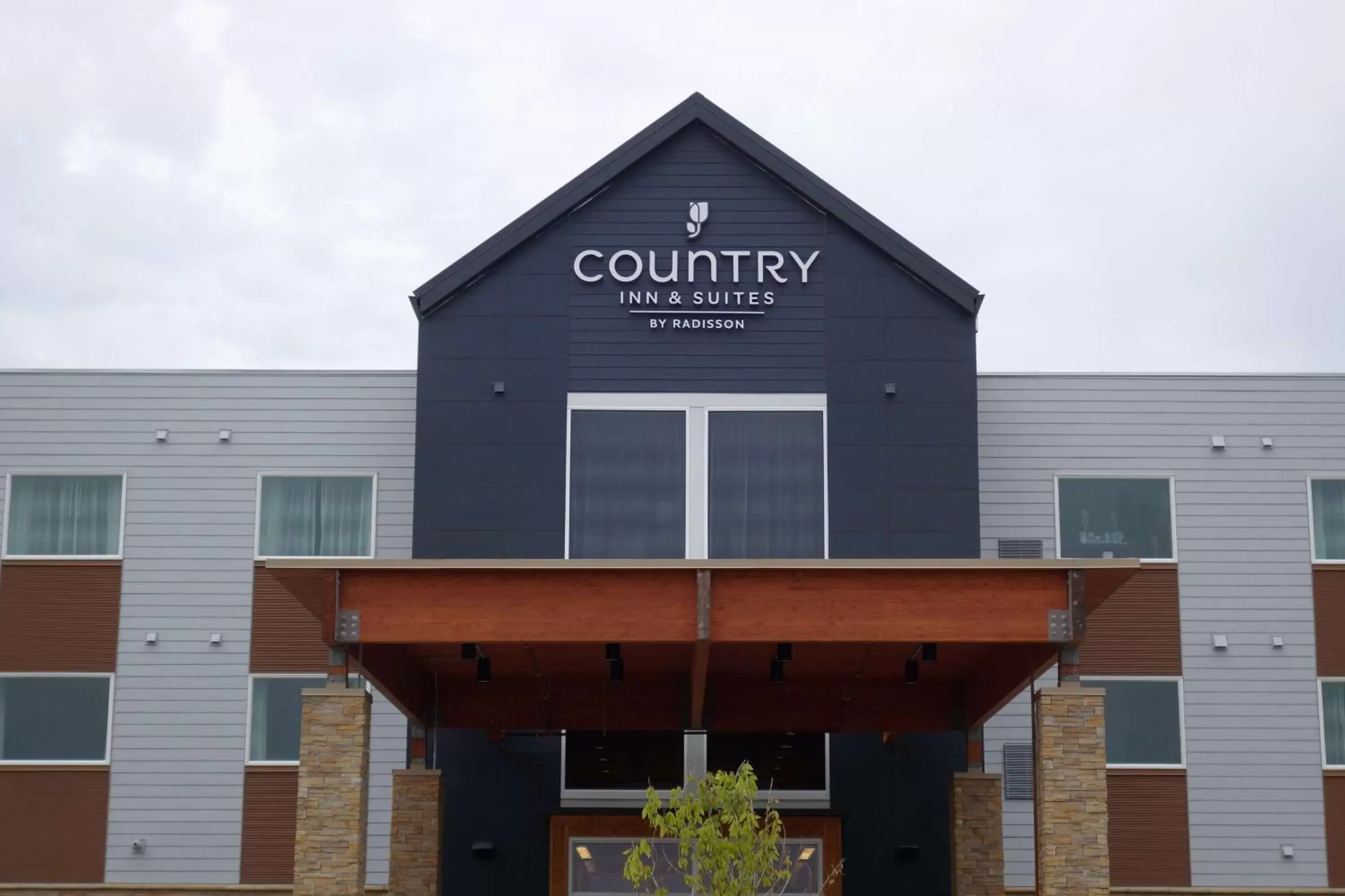 Property Building in Country Inn & Suites by Radisson, Ft. Atkinson, WI