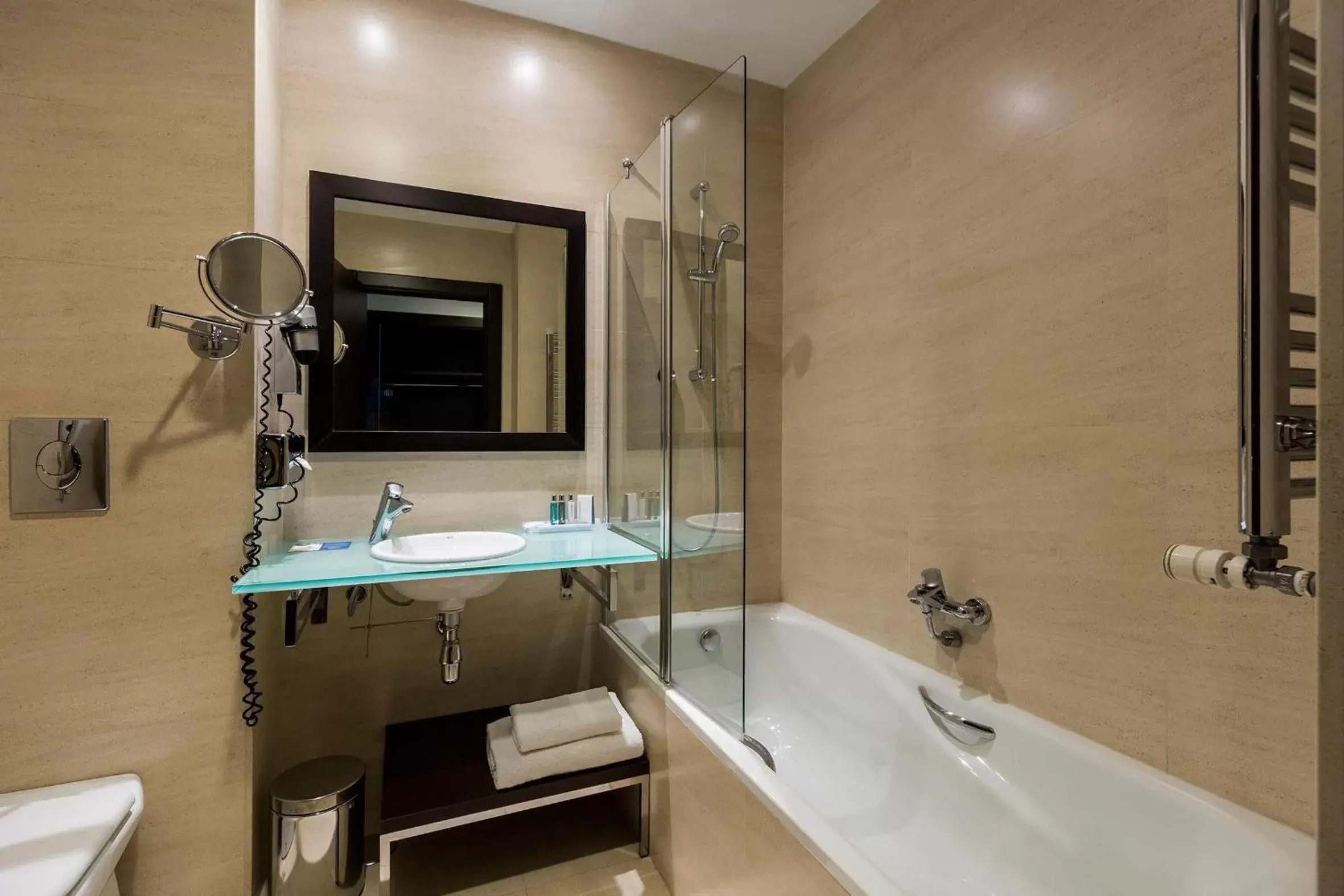 Shower, Bathroom in LCB Hotel Fuenlabrada