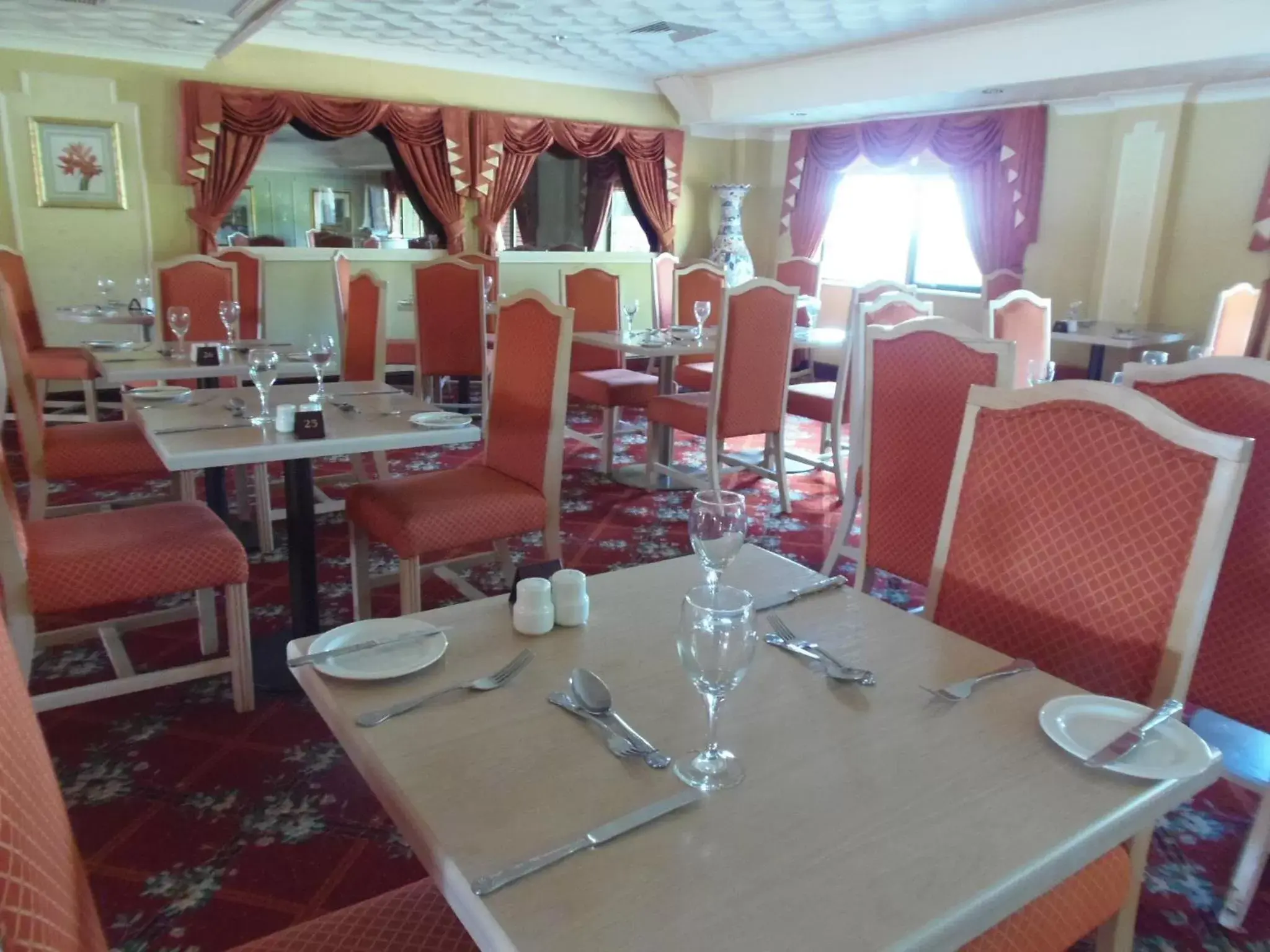 Restaurant/Places to Eat in Lakeside International Hotel