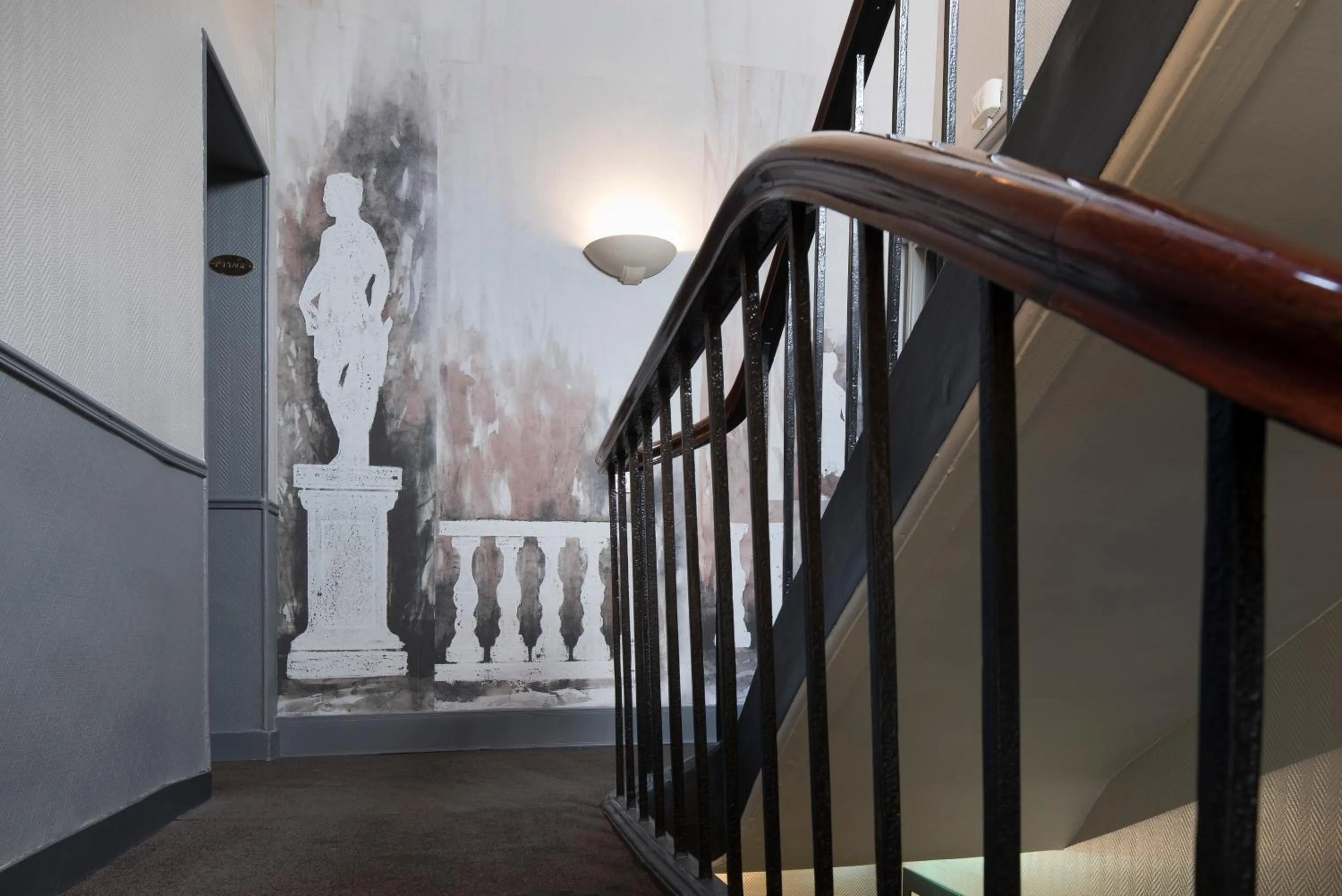 Property building in A l'Hôtel Des Roys