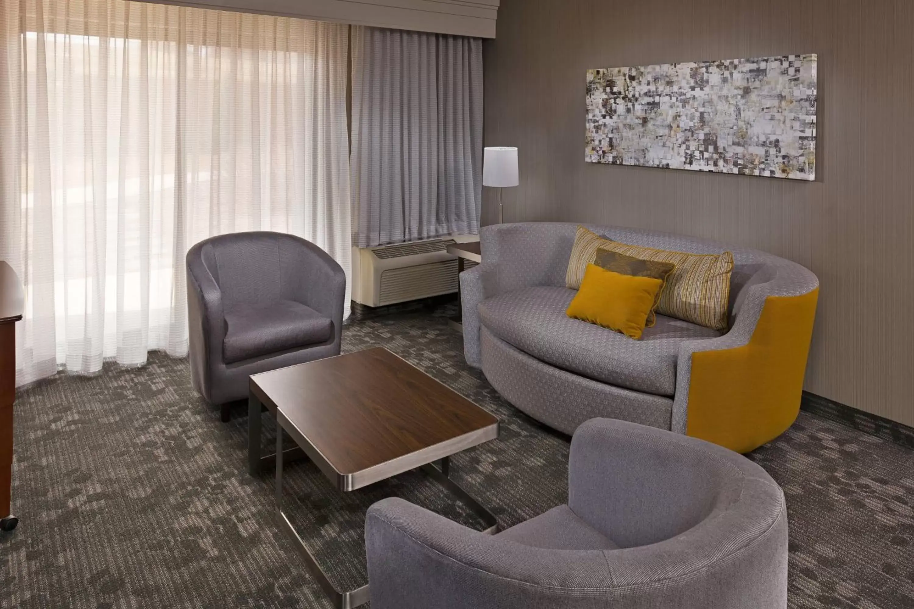 Living room, Seating Area in Courtyard by Marriott Harrisburg Hershey