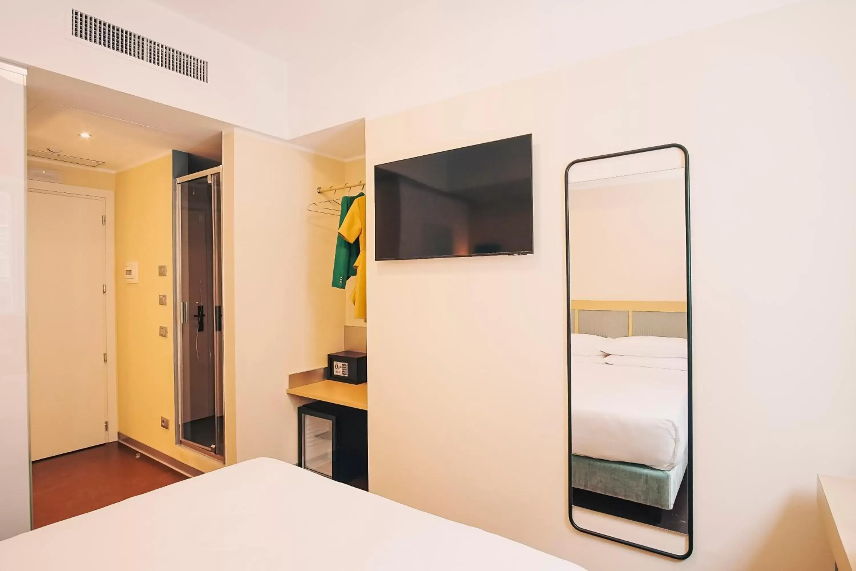 Bed, TV/Entertainment Center in Moderno Hotel Roma