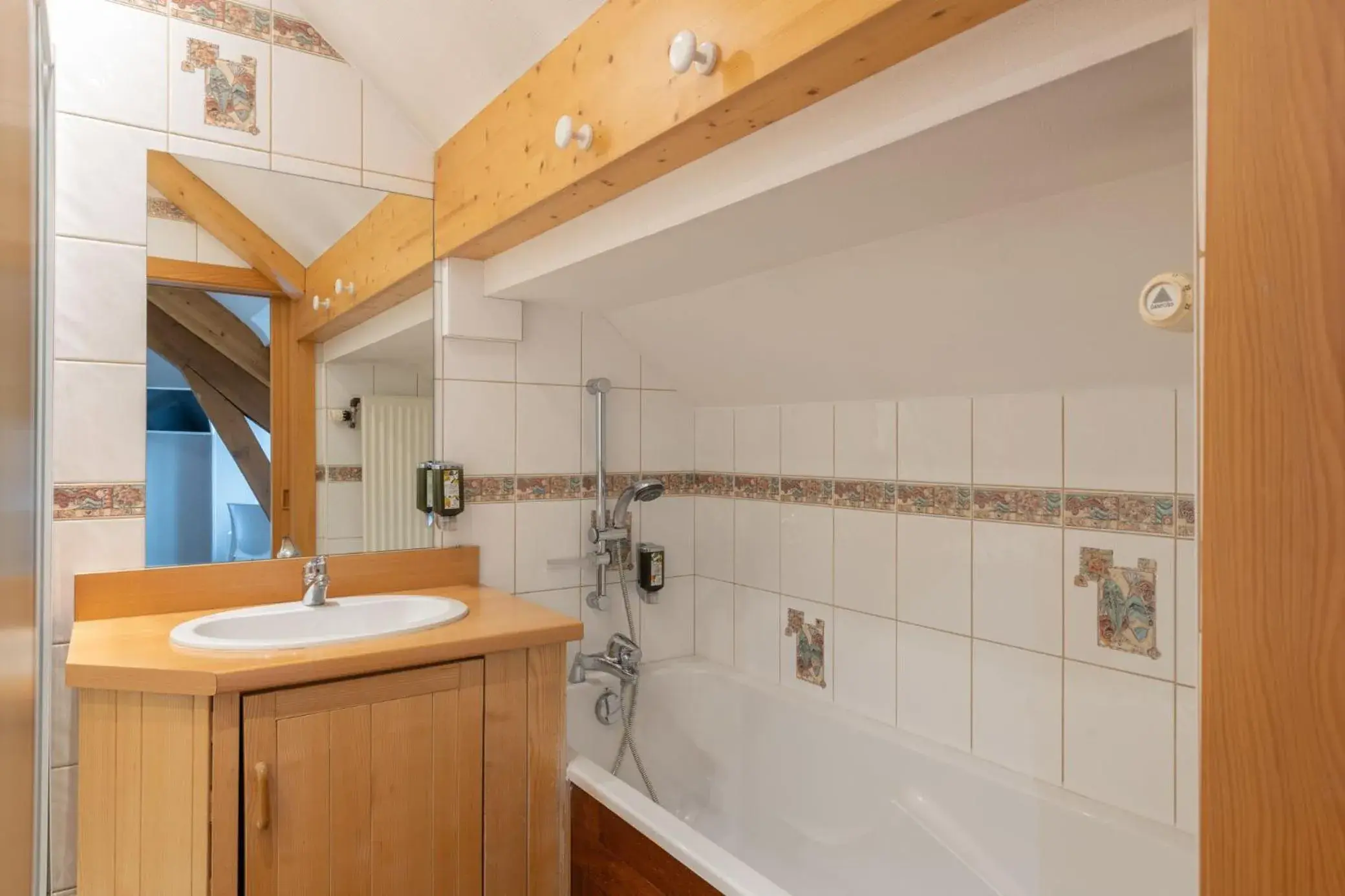 Bathroom in Hôtel De La Paix