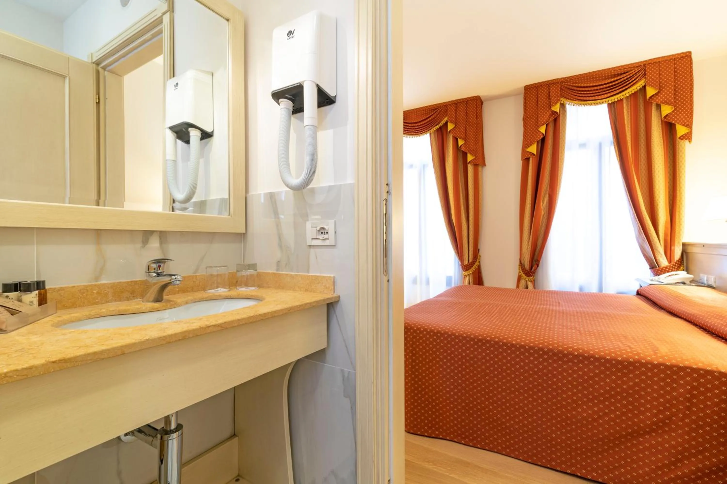 Bathroom, Bed in Hotel Bella Venezia