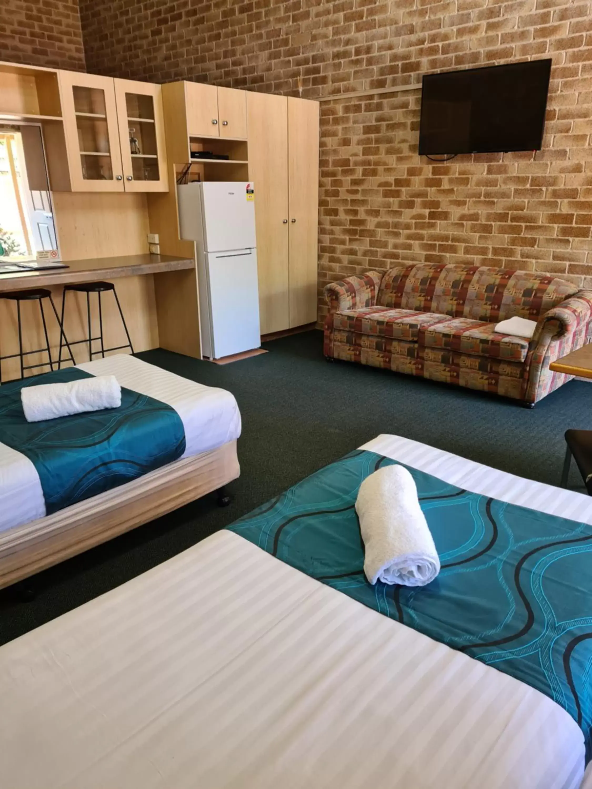 Living room, Bed in Country Gardens Motor Inn