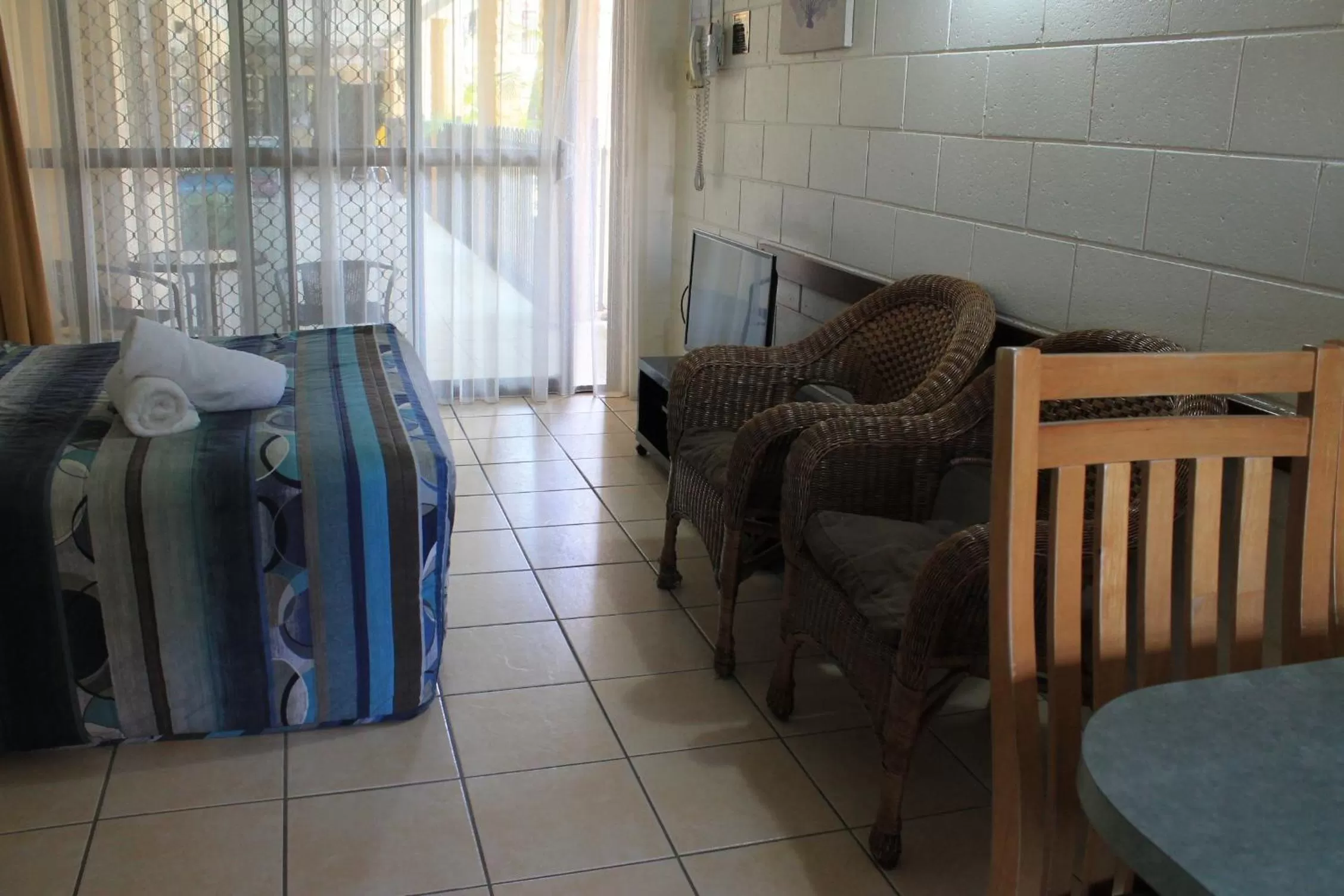 Living room in Oasis Inn Apartments