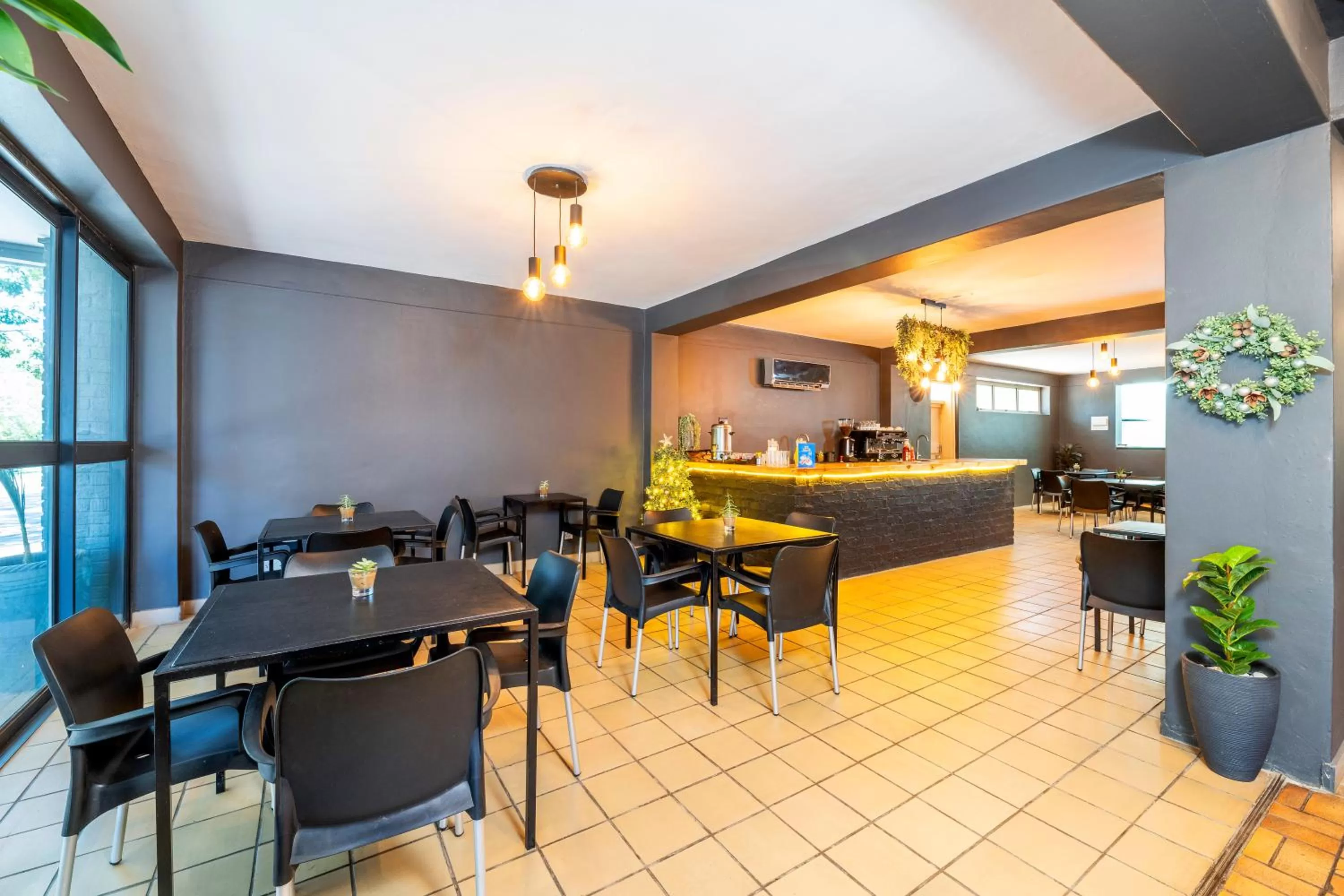 Restaurant/places to eat in N1 Hotel & Campsite Victoria Falls