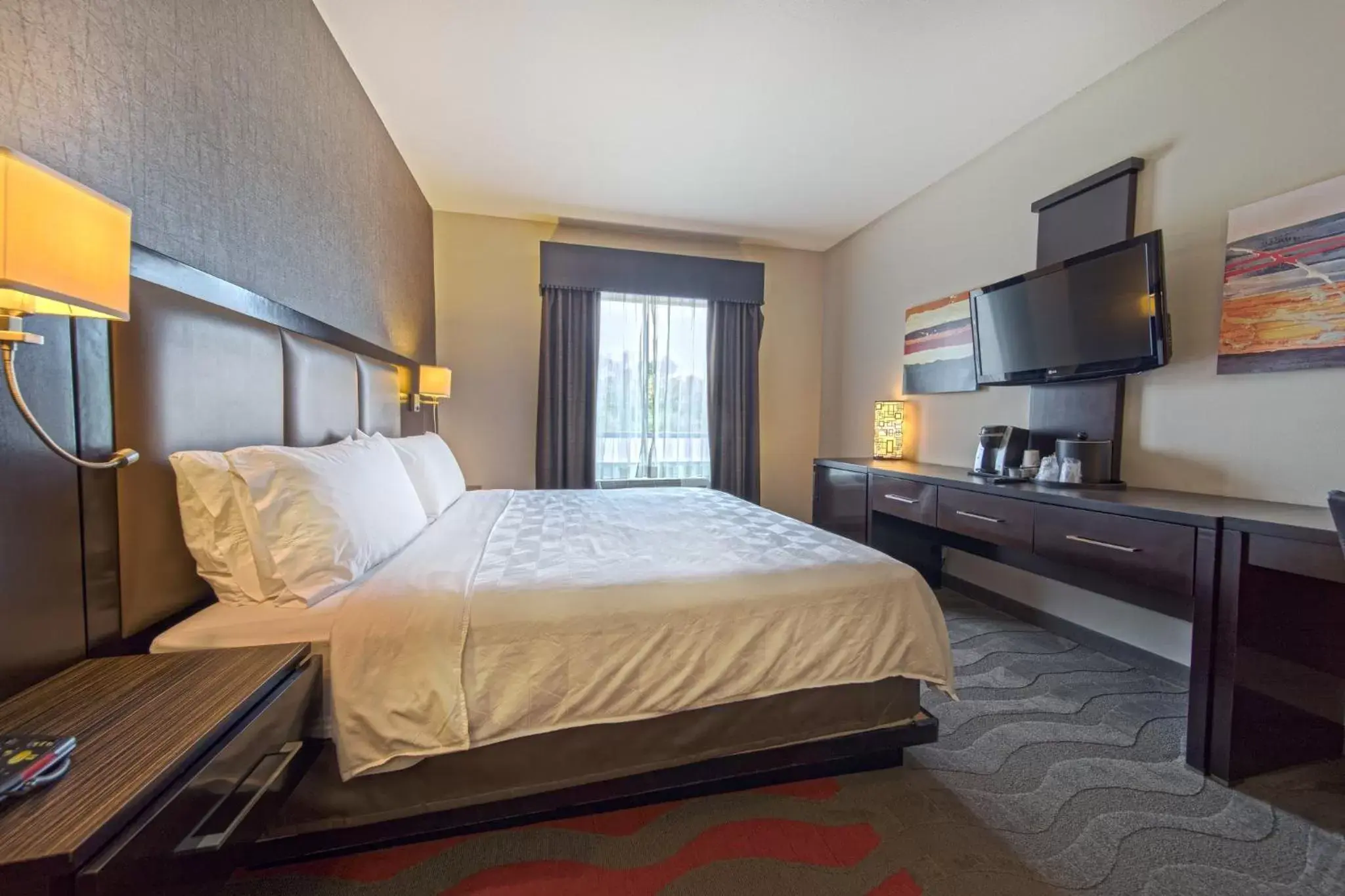 Photo of the whole room, Bed in Holiday Inn Houston West - Westway Park, an IHG Hotel