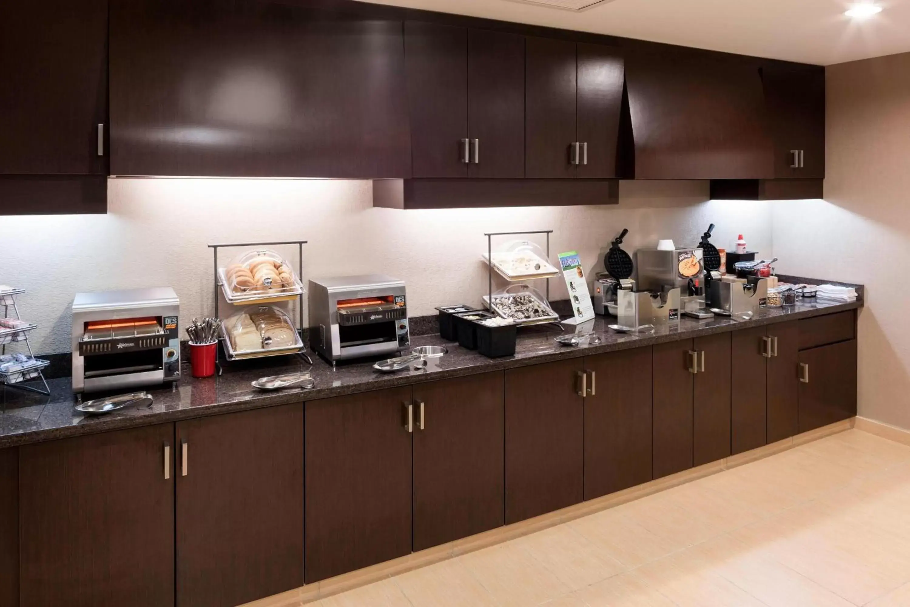 Breakfast, Kitchen/Kitchenette in Residence Inn by Marriott Fort Lauderdale Airport & Cruise Port