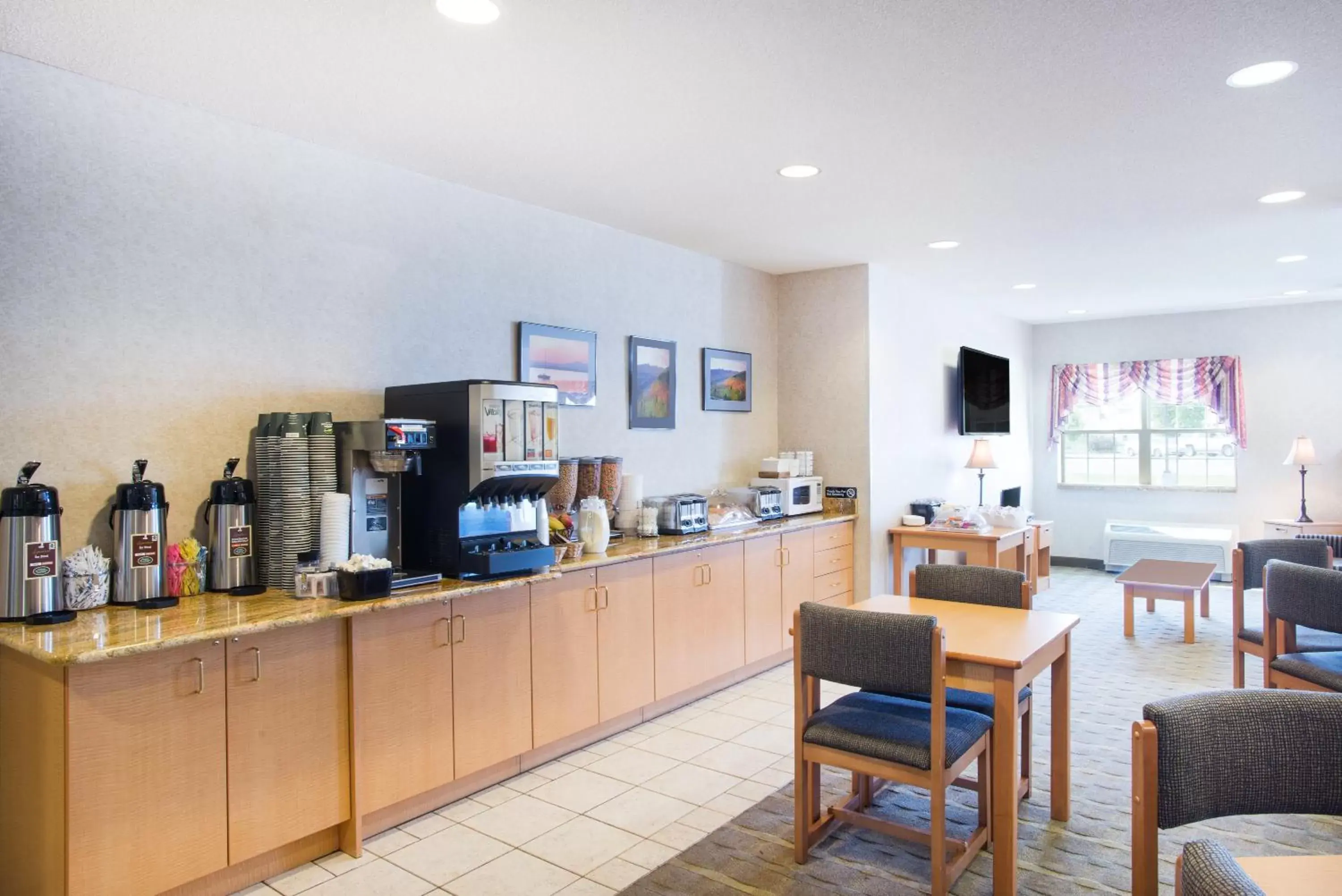 Continental breakfast, Restaurant/Places to Eat in Microtel Inn & Suites by Wyndham Plattsburgh