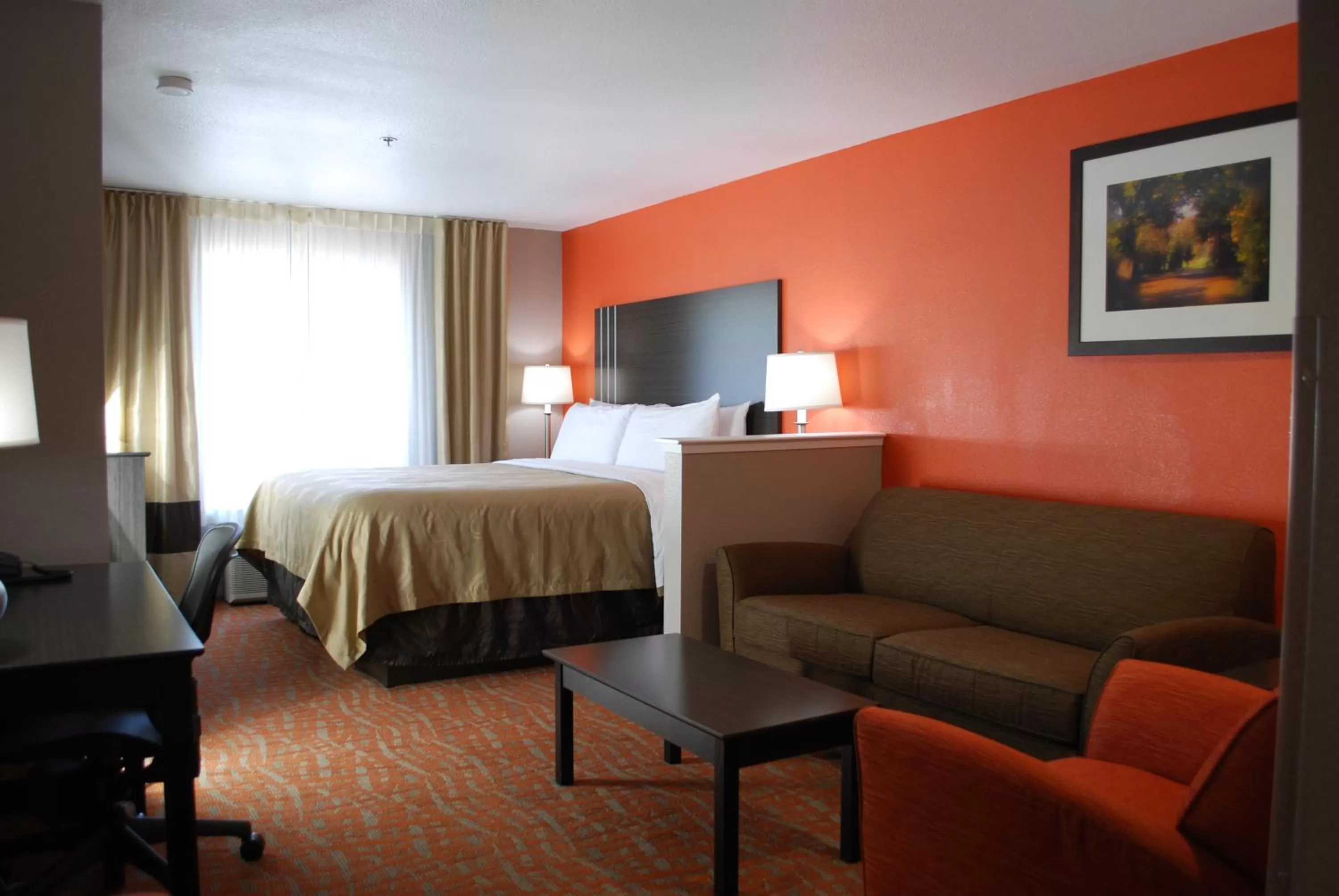 Seating area, Bed in Quality Inn & Suites Fresno Northwest