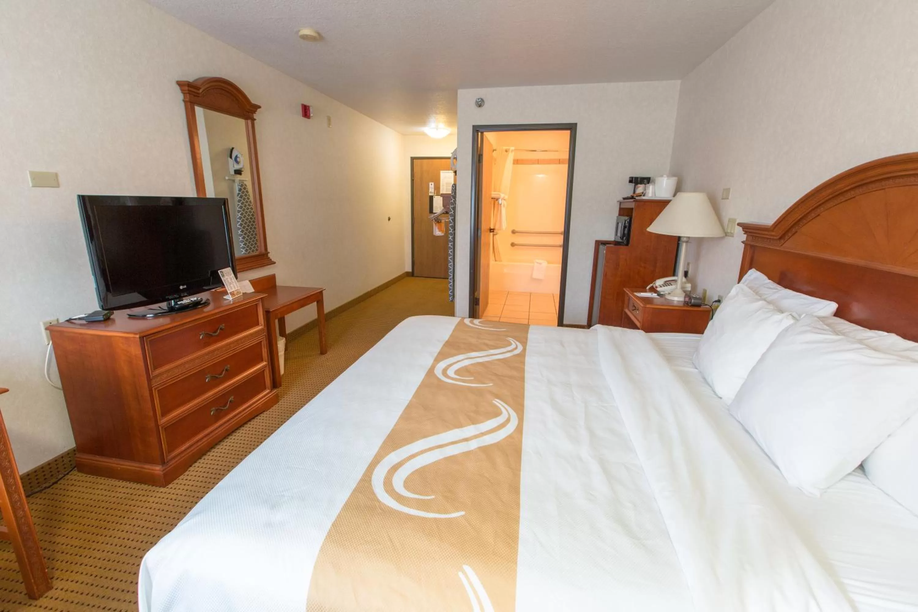 Bedroom, Bed in Quality Inn & Suites University