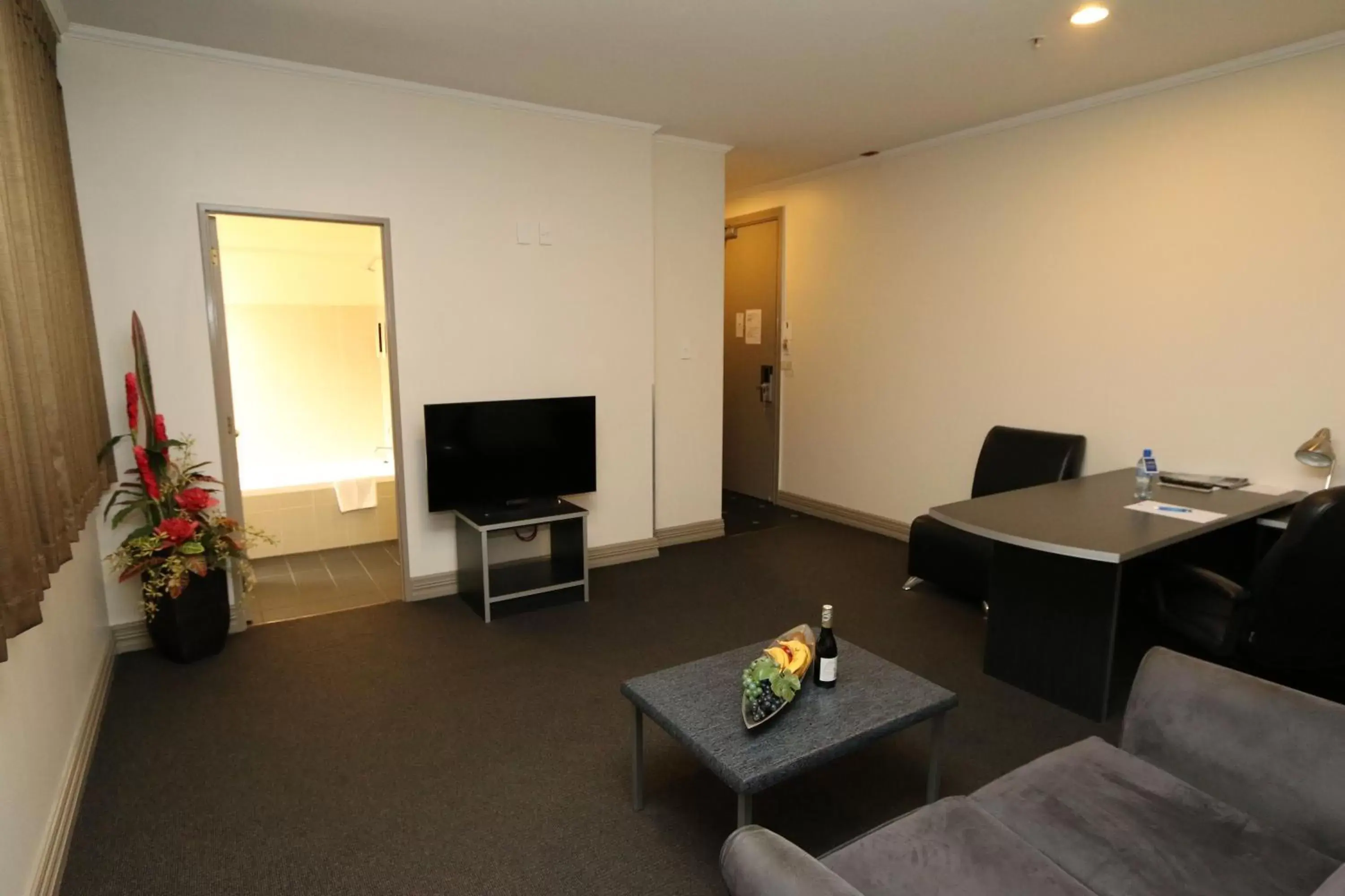 Living room, TV/Entertainment Center in President Hotel Auckland