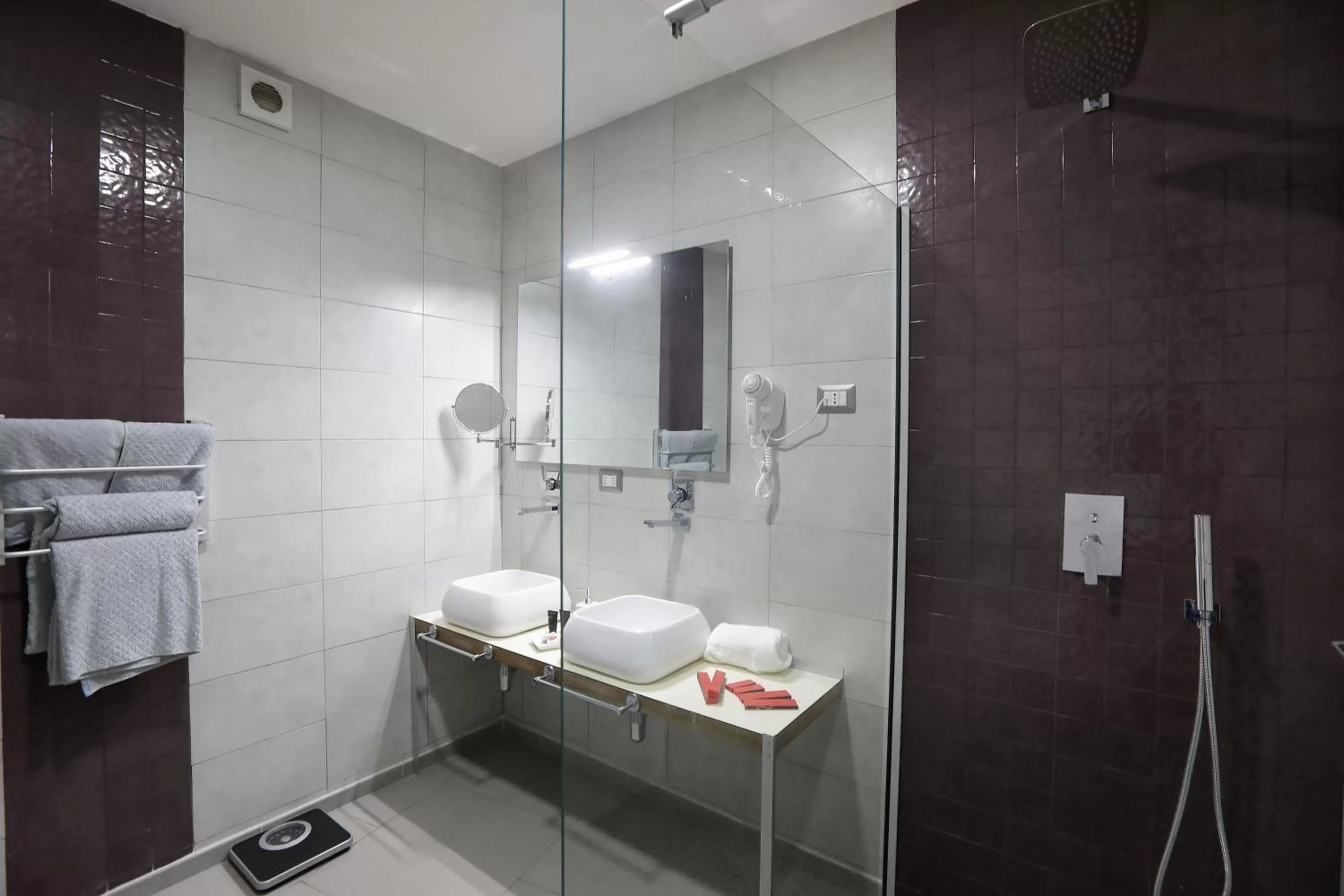 Shower in Hotel La Villette