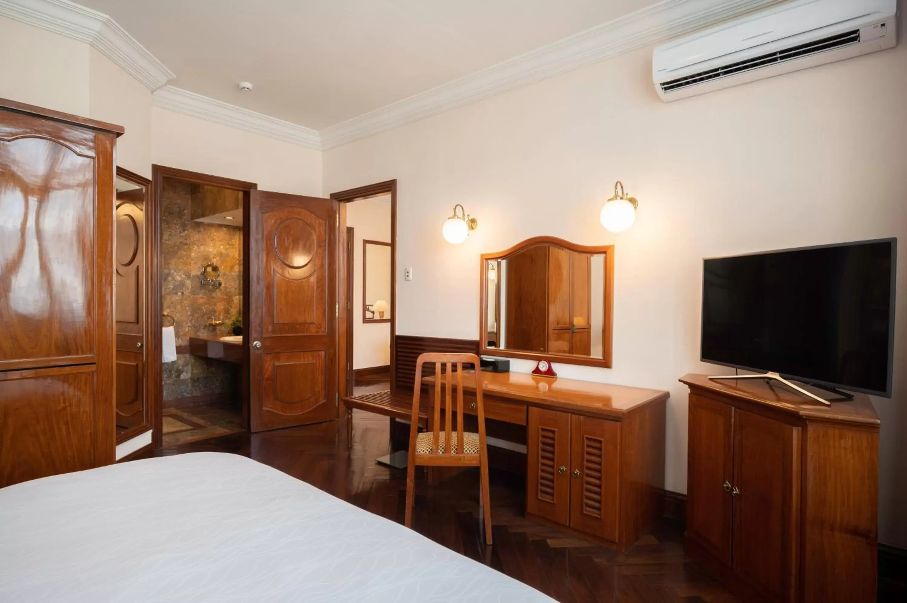 Bedroom, TV/Entertainment Center in Hotel Majestic Saigon