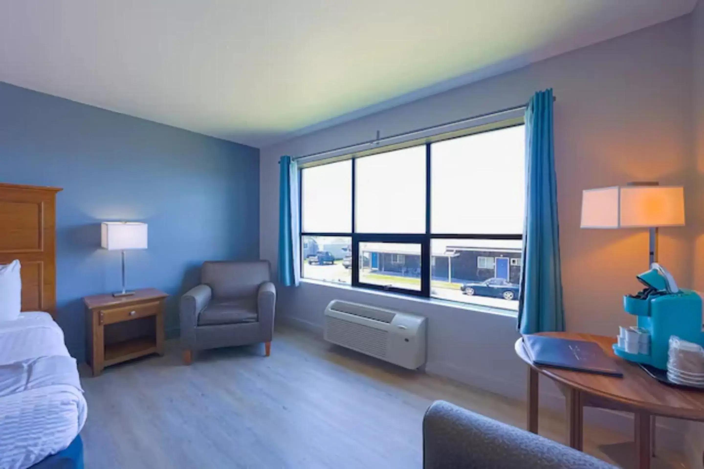 Bedroom, Seating Area in OYO Waves Hotel Newport OR - NYE Beach