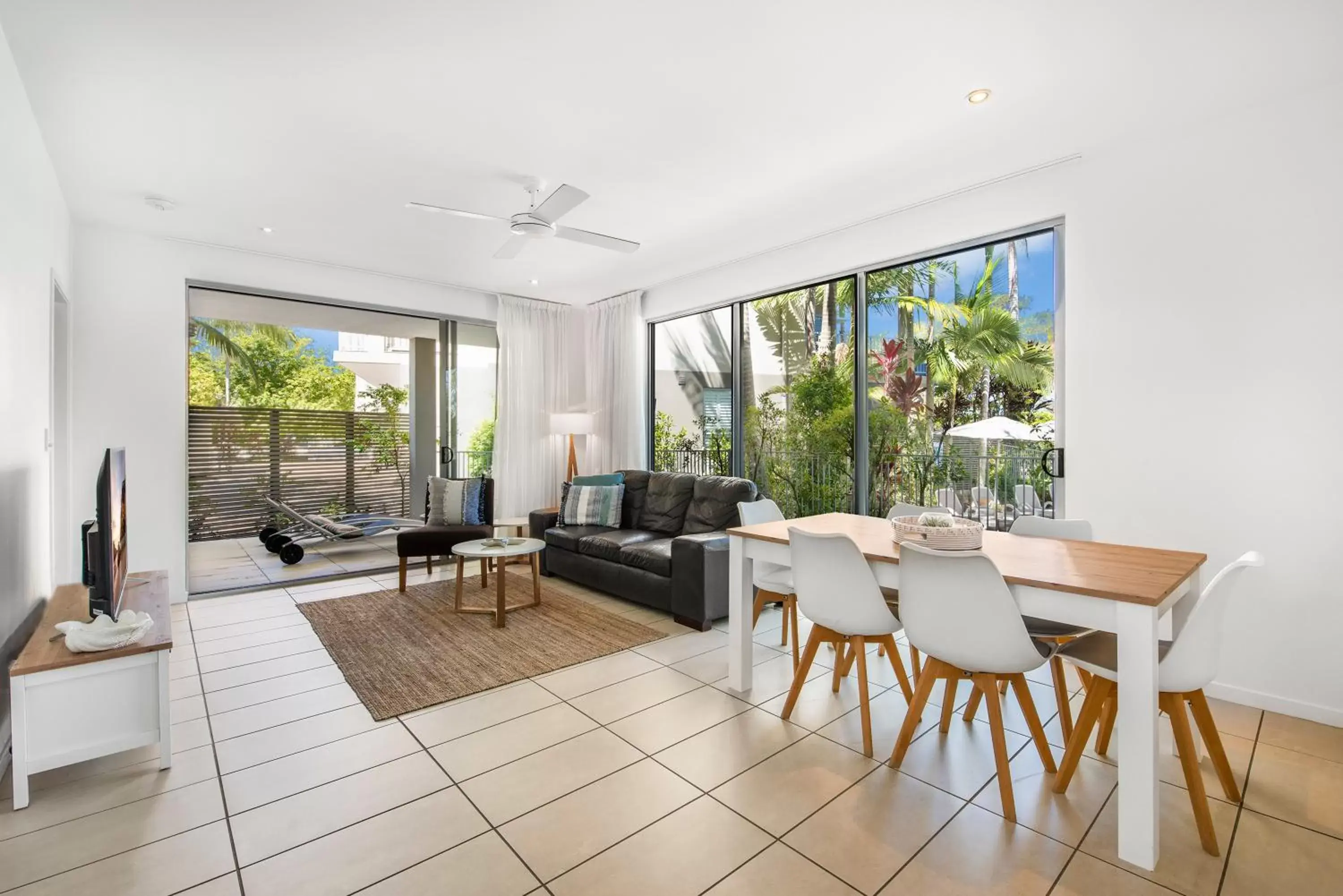 Day, Dining Area in Metzo Noosa Resort