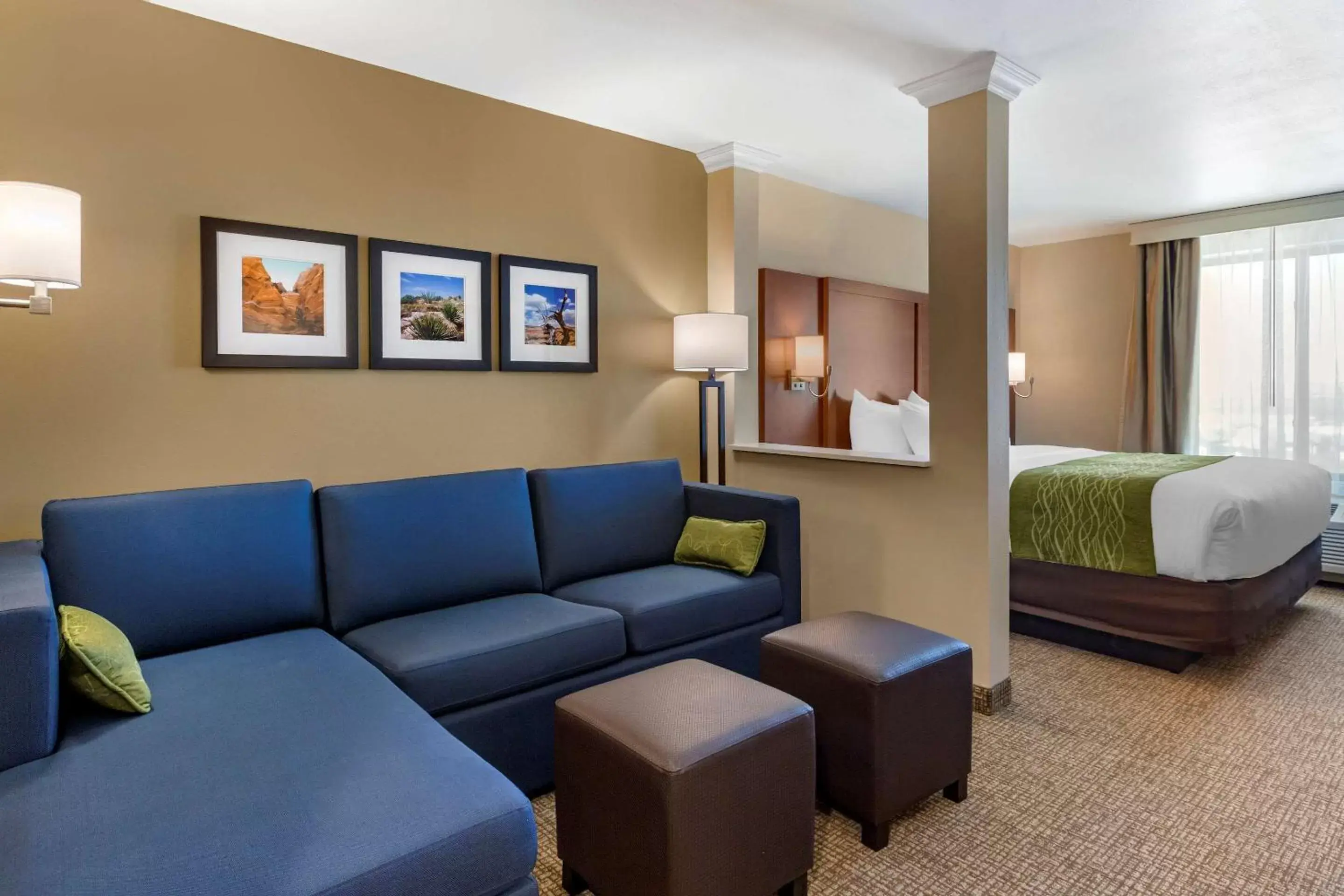 Photo of the whole room, Seating Area in Comfort Suites Albuquerque Airport